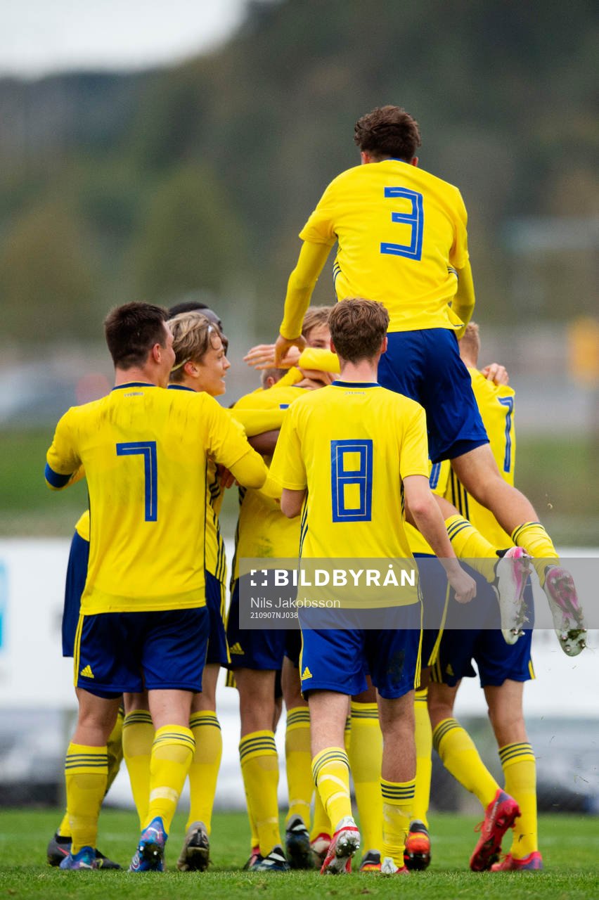 Sverige jublar efter att ha gjort 2-1 under fotbollsmatchen i fyrnationsturneringen för P17 i fotboll mellan Sverige och Danmark den 7 september 2021 i Sundsvall.