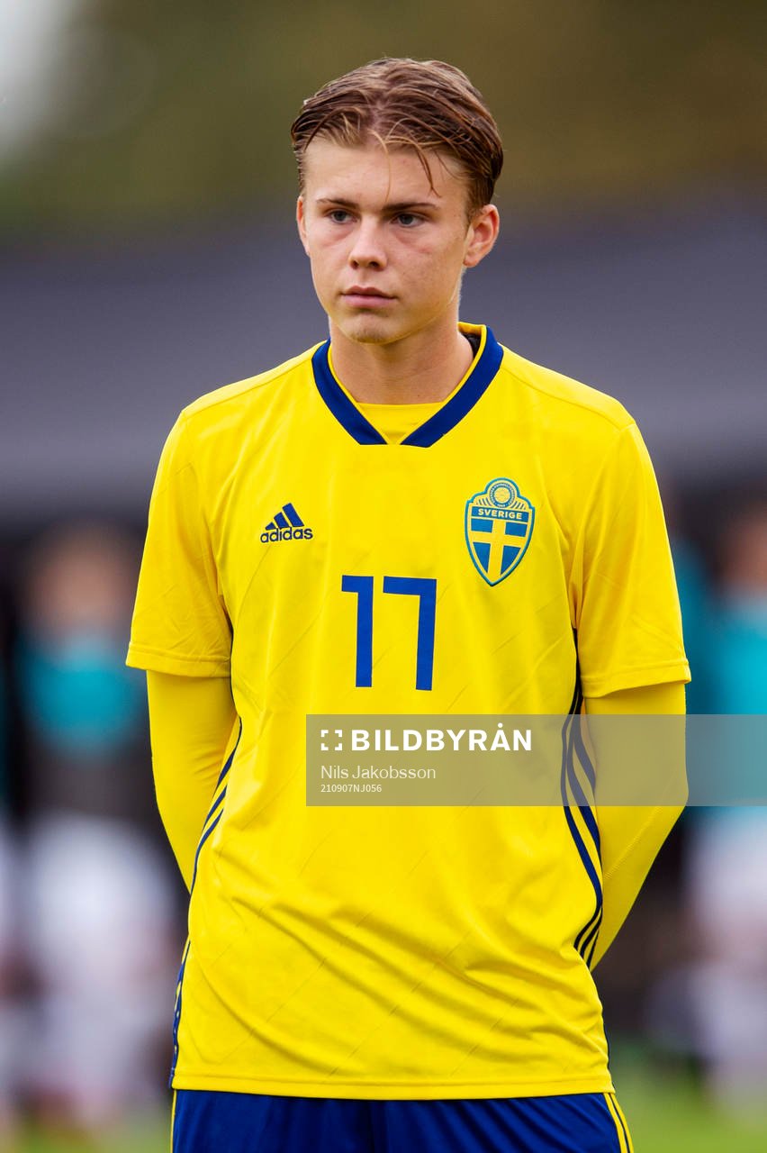 Sveriges David Perez under fotbollsmatchen i fyrnationsturneringen för P17 i fotboll mellan Sverige och Danmark den 7 september 2021 i Sundsvall. 