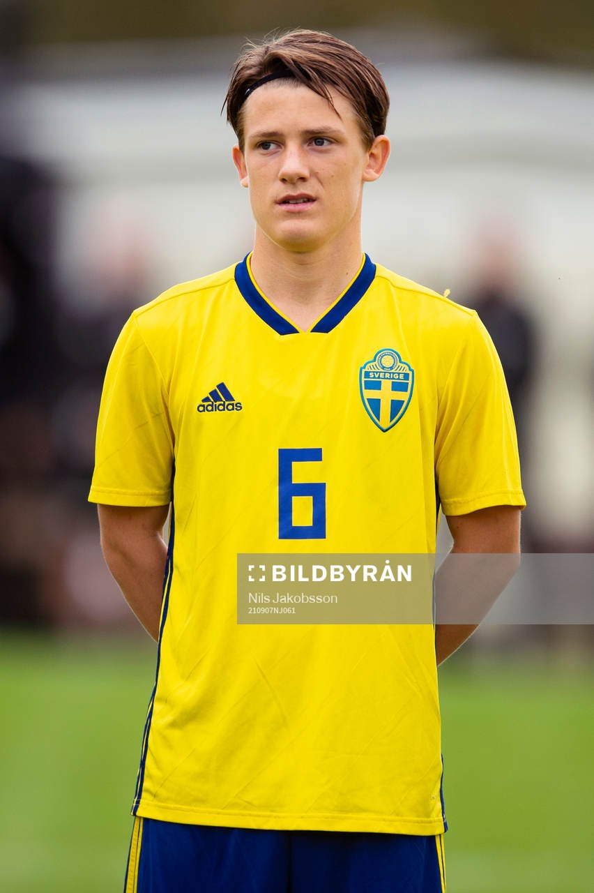 Sveriges Melwin Berg under fotbollsmatchen i fyrnationsturneringen för P17 i fotboll mellan Sverige och Danmark den 7 september 2021 i Sundsvall. 
