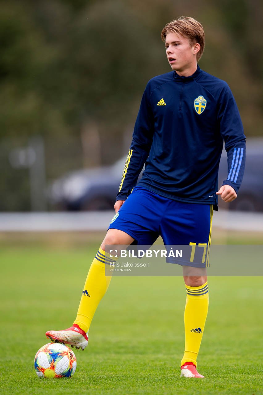 Sveriges David Perez under fotbollsmatchen i fyrnationsturneringen för P17 i fotboll mellan Sverige och Danmark den 7 september 2021 i Sundsvall. 