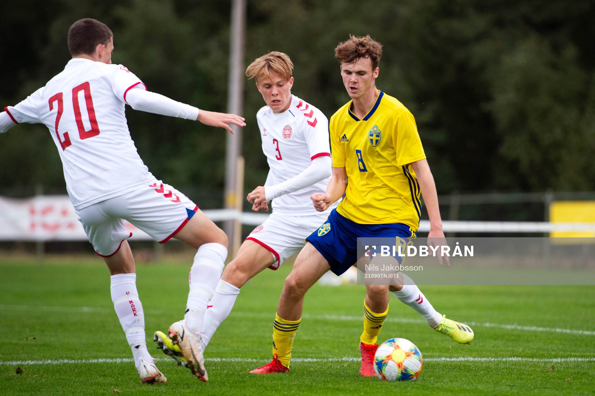 Danmarks Tobias Augustinius-Jensen och William Elgaard Kaastrup möter Sveriges Williot Swedberg under fotbollsmatchen i fyrnationsturneringen för P17 i fotboll mellan Sverige och Danmark den 7 september 2021 i Sundsvall.