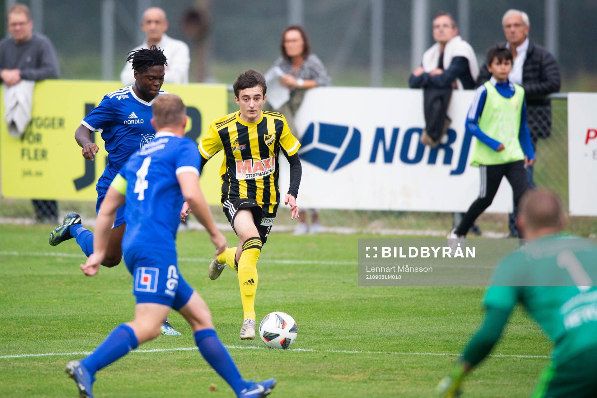 IFK Hässleholms  Armin Culum stormar fram i matchen i