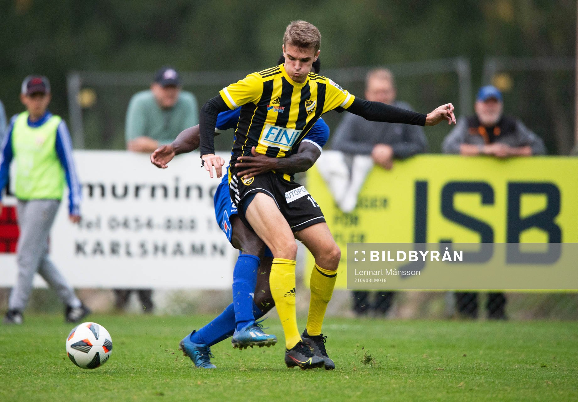 Asarum tar livtag på IFK Hässleholms  Elliot Nilsson i