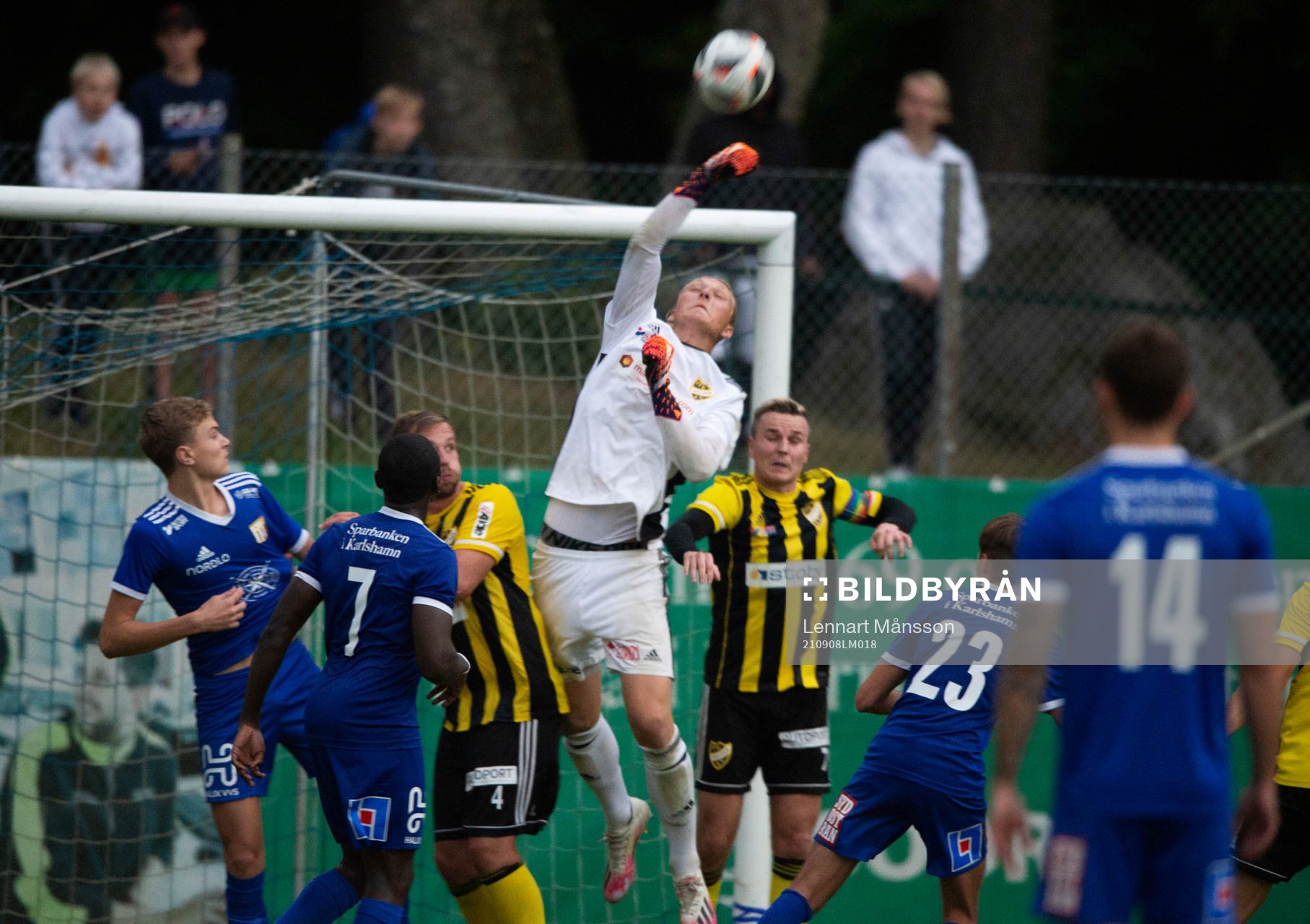 IFK Hässleholms  målvakt Carl Lundahl Persson i matchen i