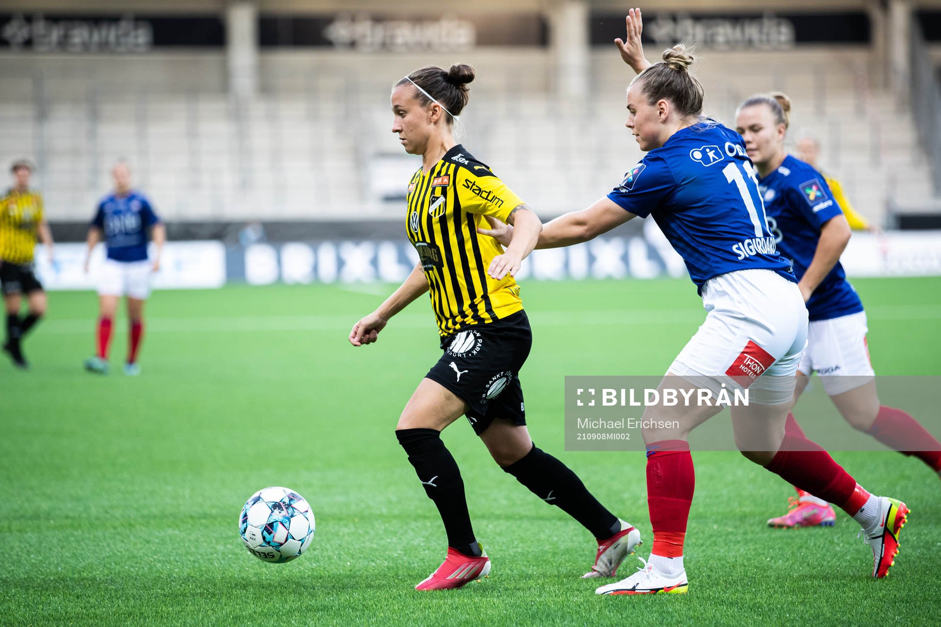 Julia Zigiotti Olme of Häcken and Ingibjörg Sigurdadottir