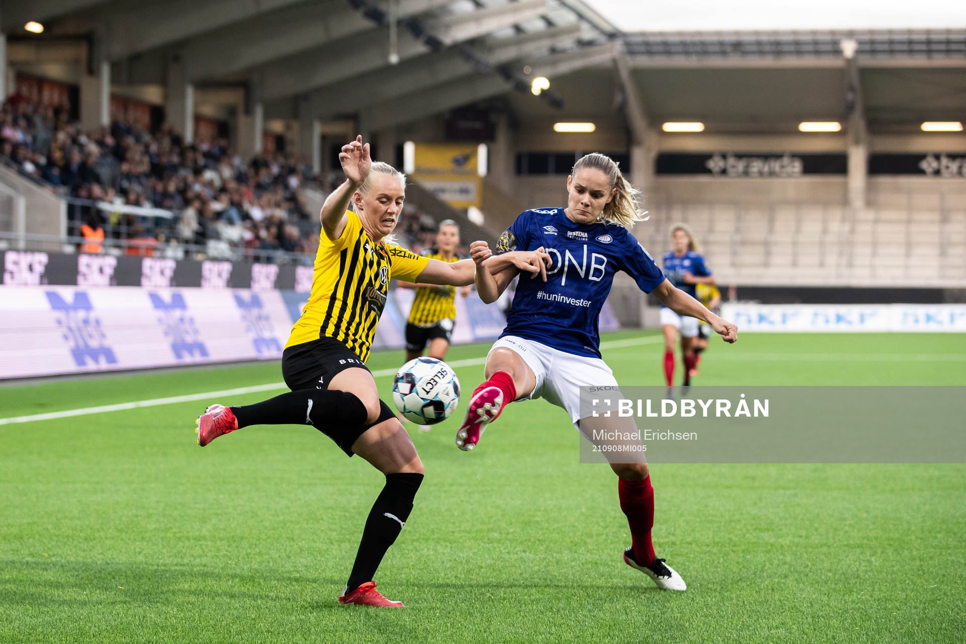 Stina Blackstenius of Häcken and Andrine Tomter of