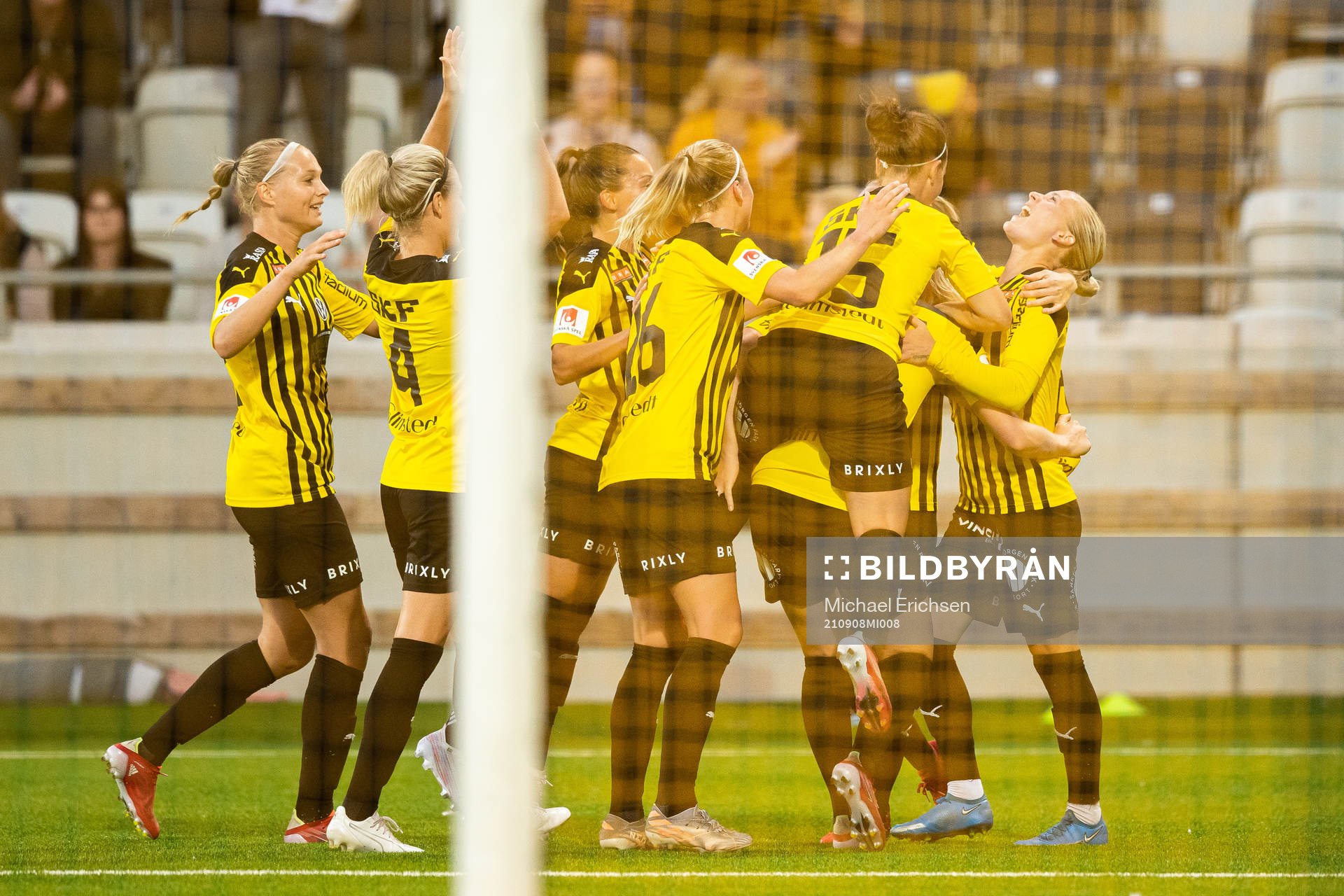 Stina Blackstenius of Häcken celebrate with teammates