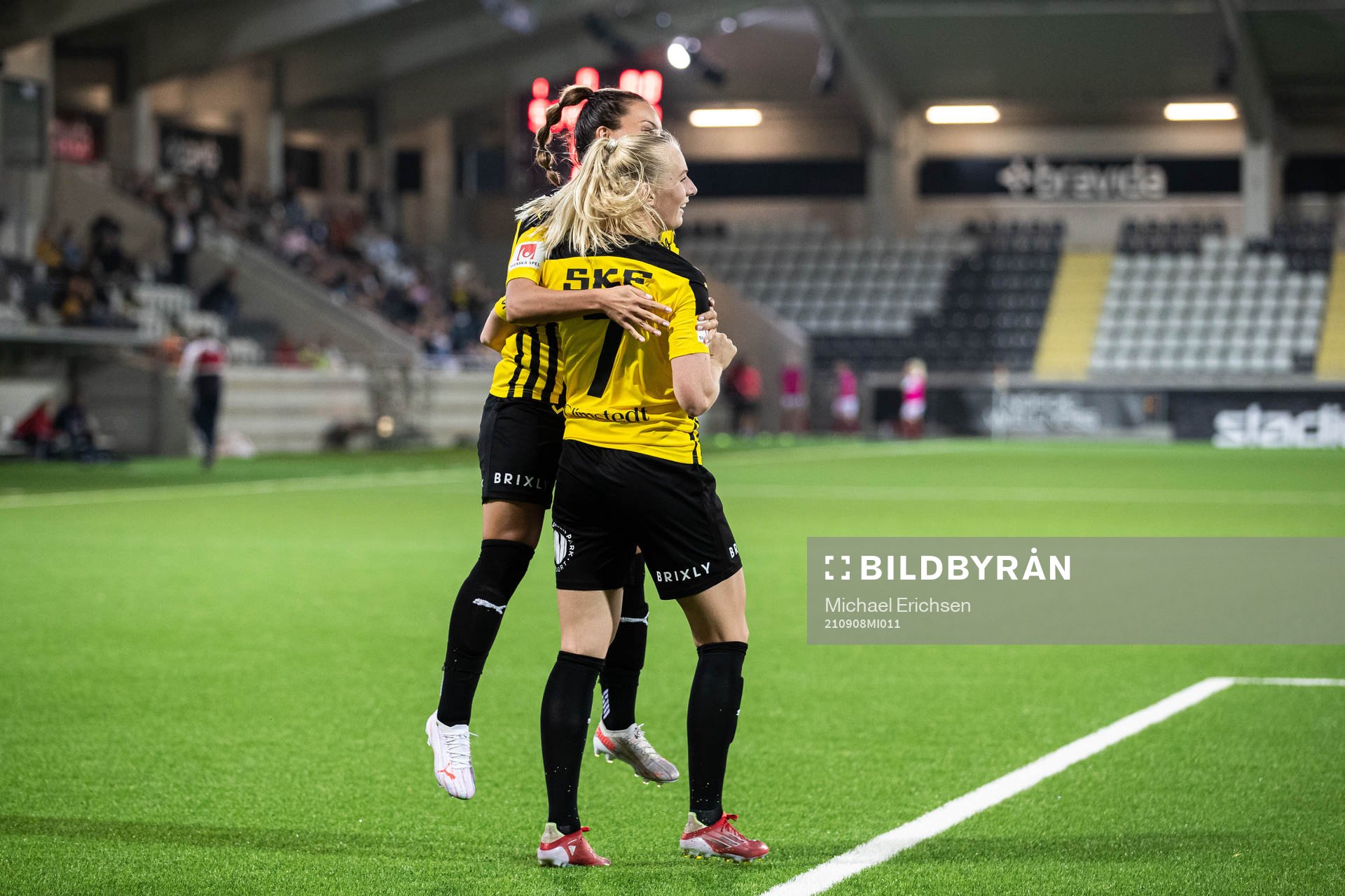 Stina Blackstenius of Häcken celebrate with Johanna