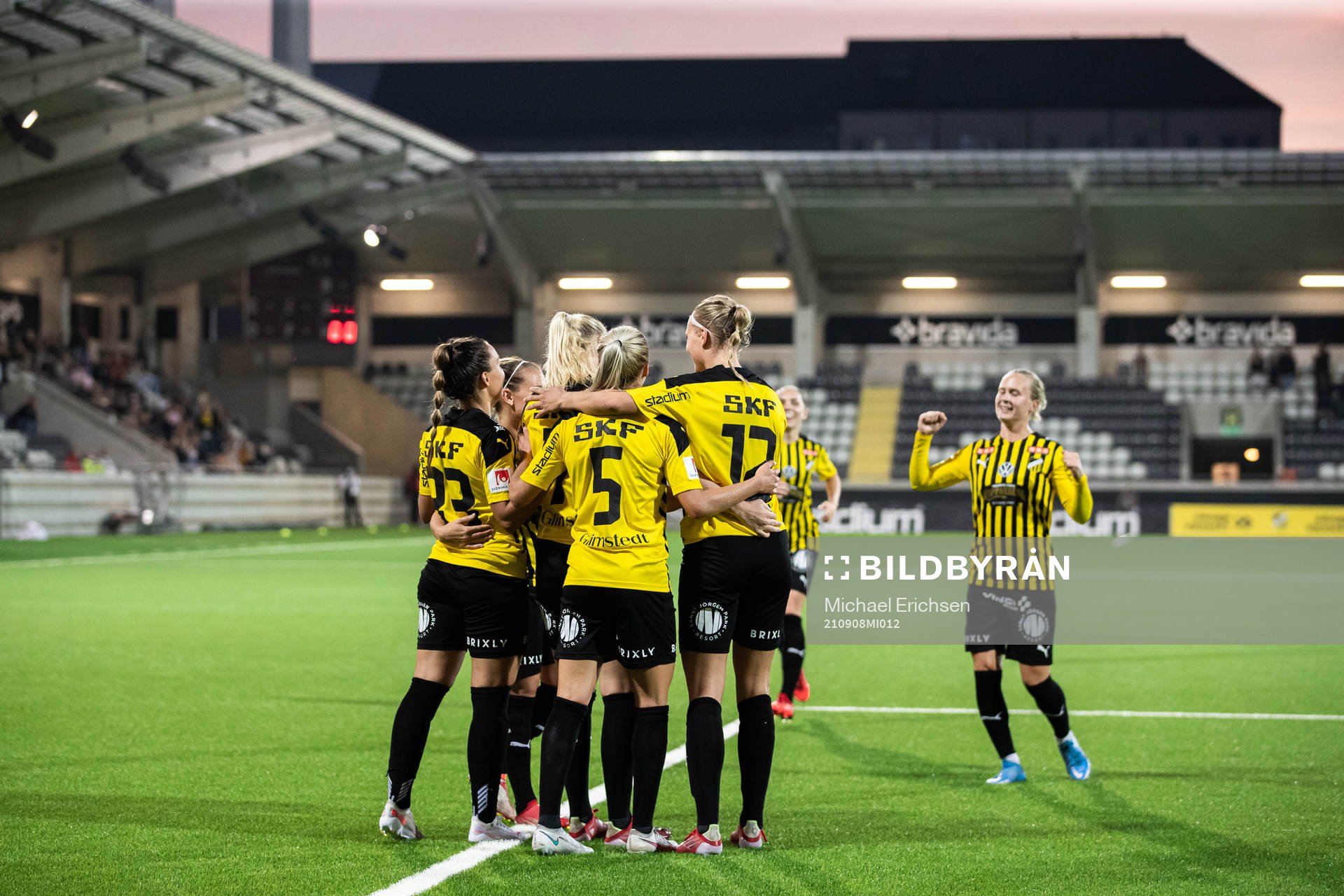 Stina Blackstenius of Häcken celebrate with teammates