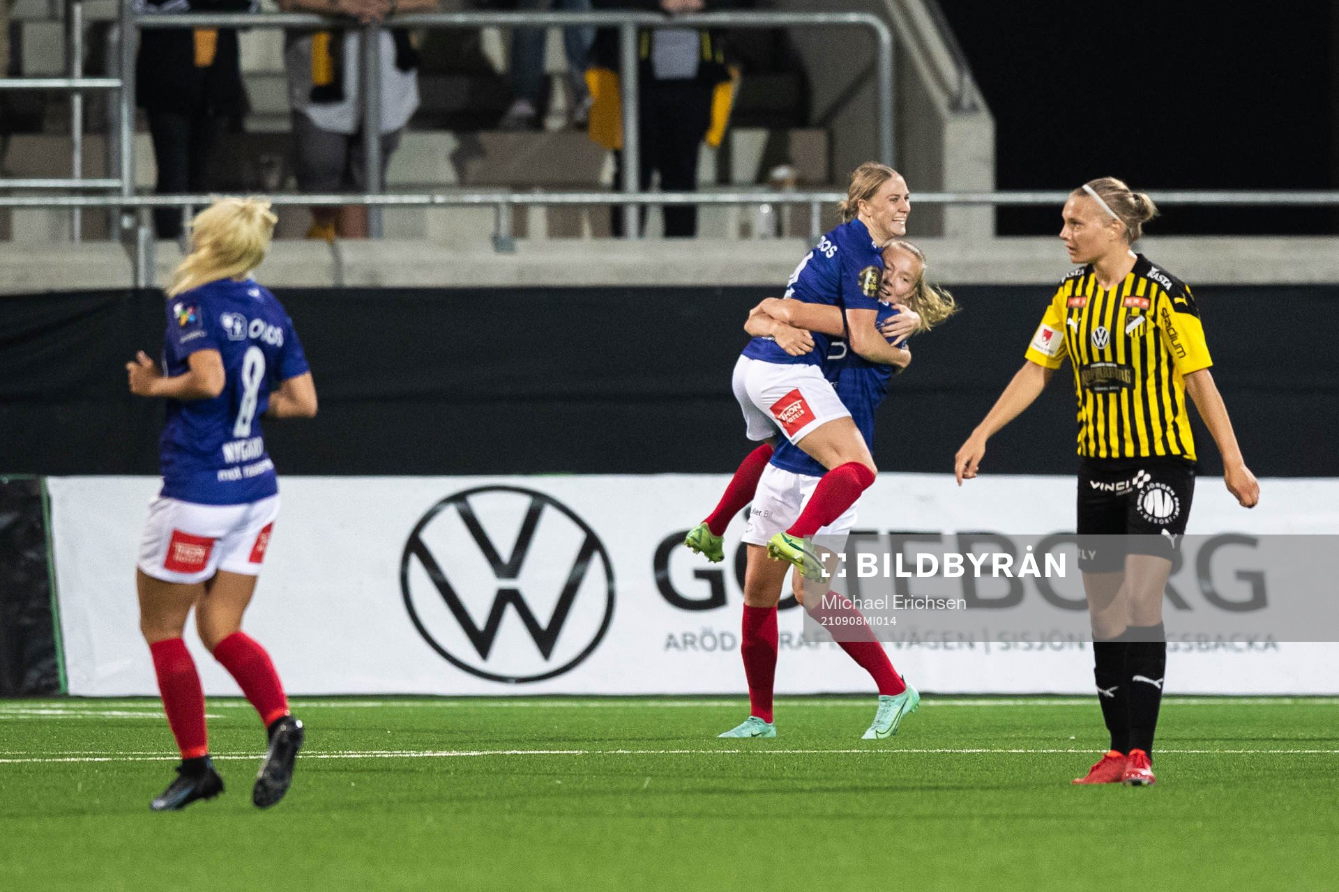Synne Jensen of Vålerenga  celebrates