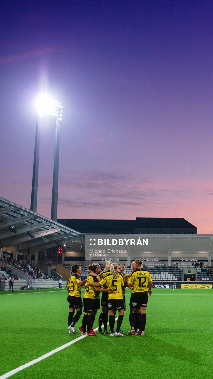 Stina Blackstenius celebrates scoring 2-0 with team mates