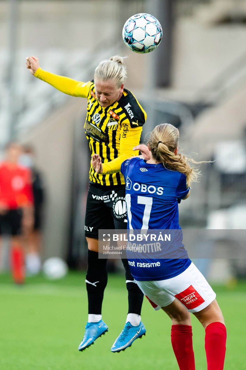 Filippa Curmark of Häcken and Amanda Jacobsen Andradottir