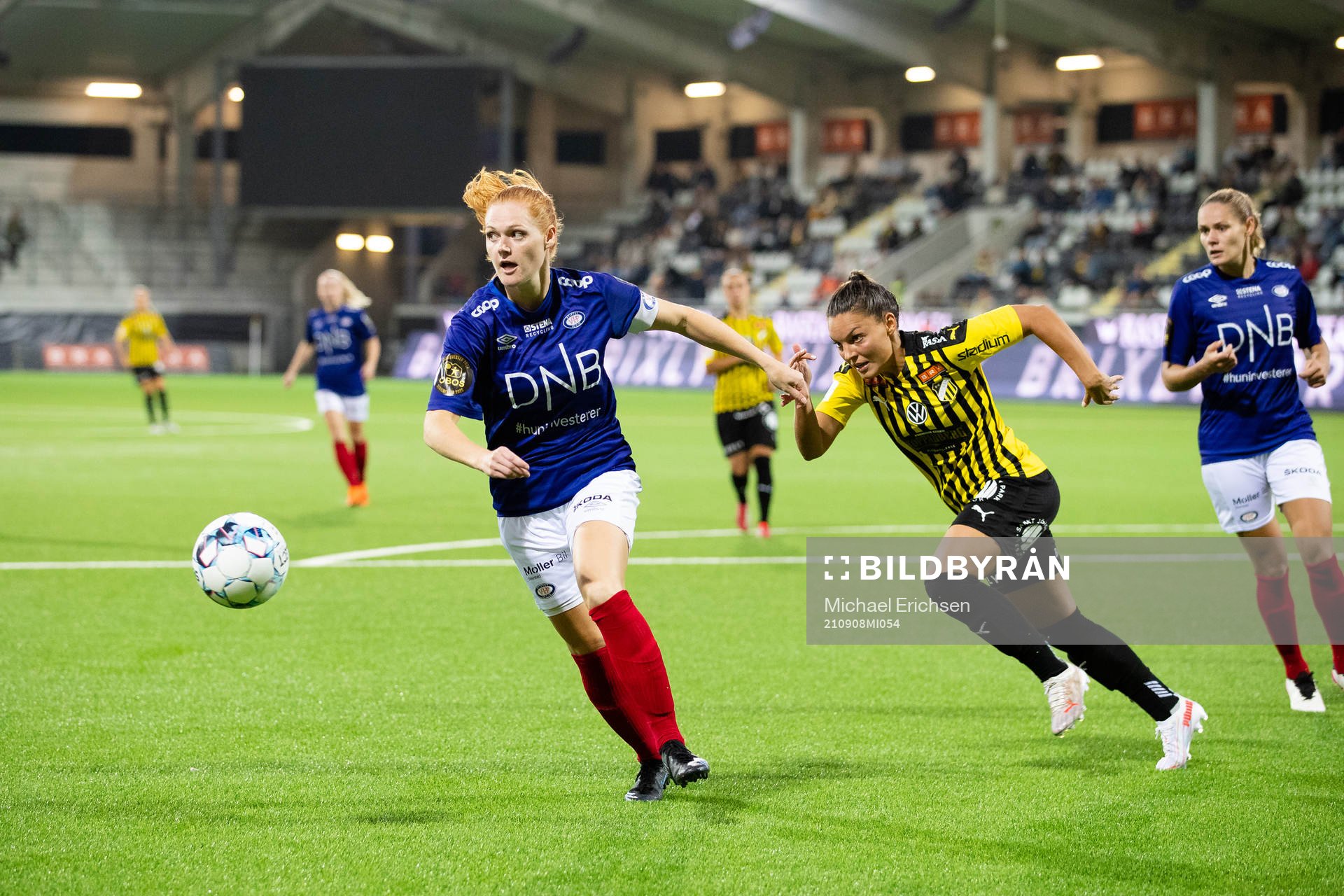 Stine Pedersen of Vålerenga and Johanna Rytting Kaneryd of