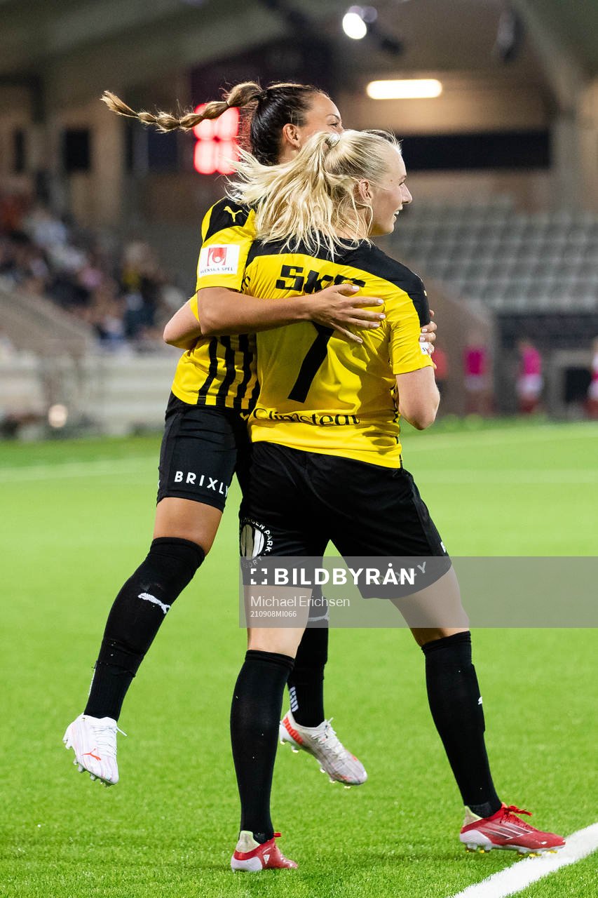 Stina Blackstenius of Häcken celebrates scoring 2-0 with