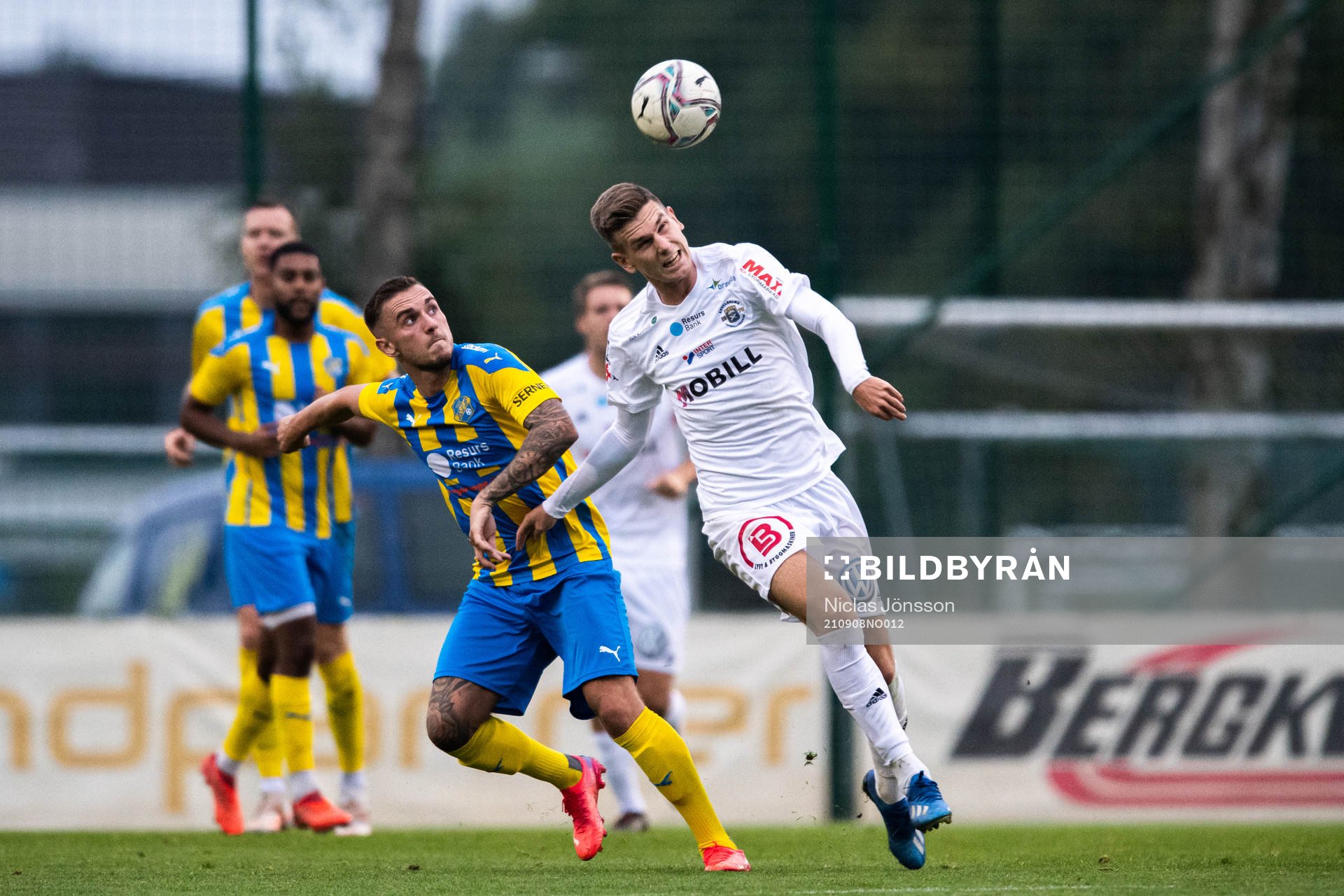 Eskilsminnes Casper Seger och Ängelholms Niklas Svensson under fotbollsmatchen i Division 2 mellan Eskilsminne och Ängelholm den 8 september 2021 i Helsingborg.