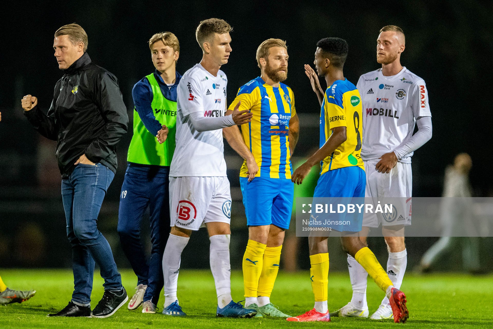 Eskilsminnes tränare Patrik Ingelsten, Emil Åberg, Josef Getachew och Ängelholms Niklas Svensson och Anton Kinnander efter fotbollsmatchen i Division 2 mellan Eskilsminne och Ängelholm den 8 september 2021 i Helsingborg.