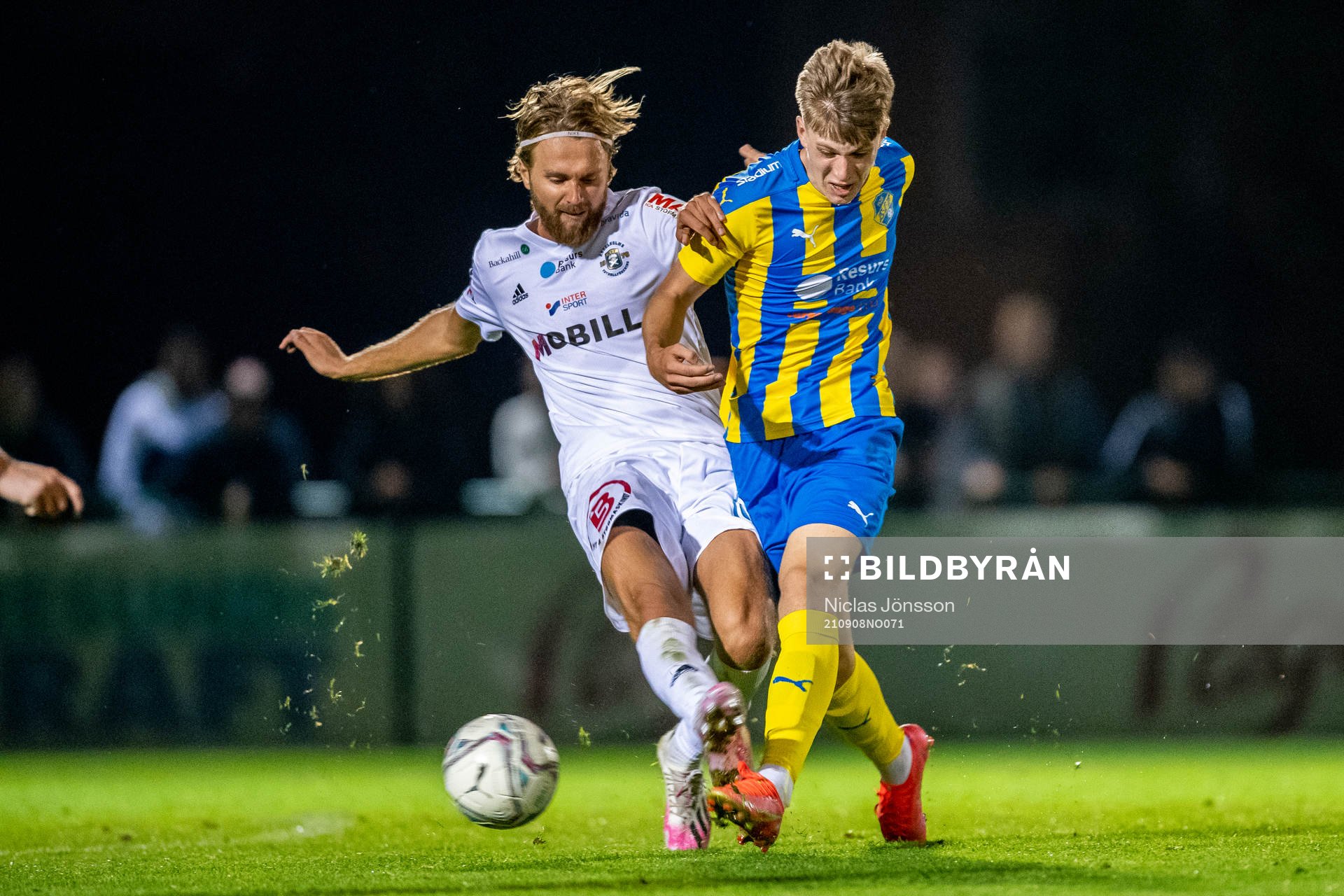 Ängelholms Marcus Eriksson och Eskilsminnes Hampus Stoltz under fotbollsmatchen i Division 2 mellan Eskilsminne och Ängelholm den 8 september 2021 i Helsingborg.