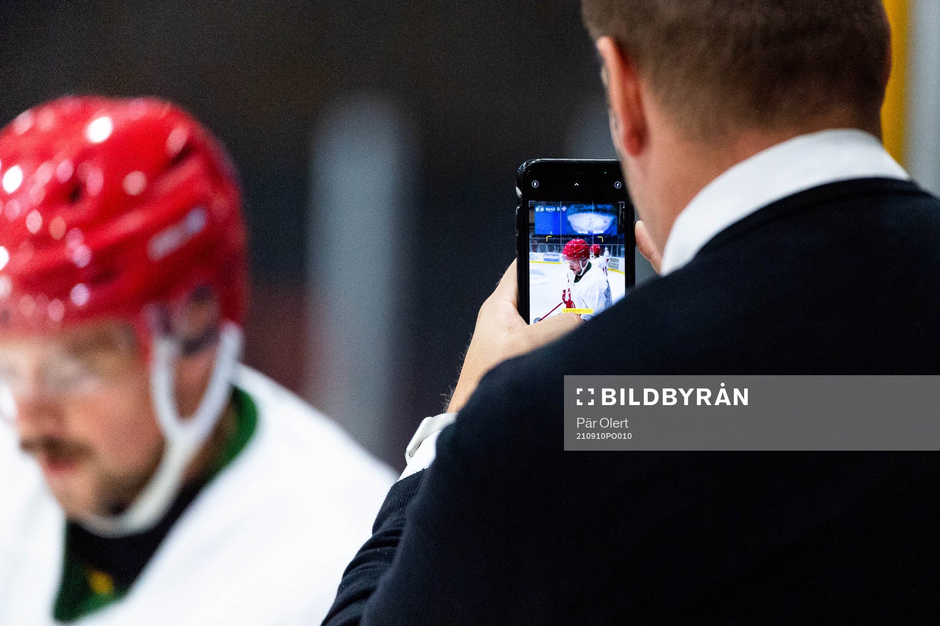 Modos Jesper Dahlroth blir fotograferad