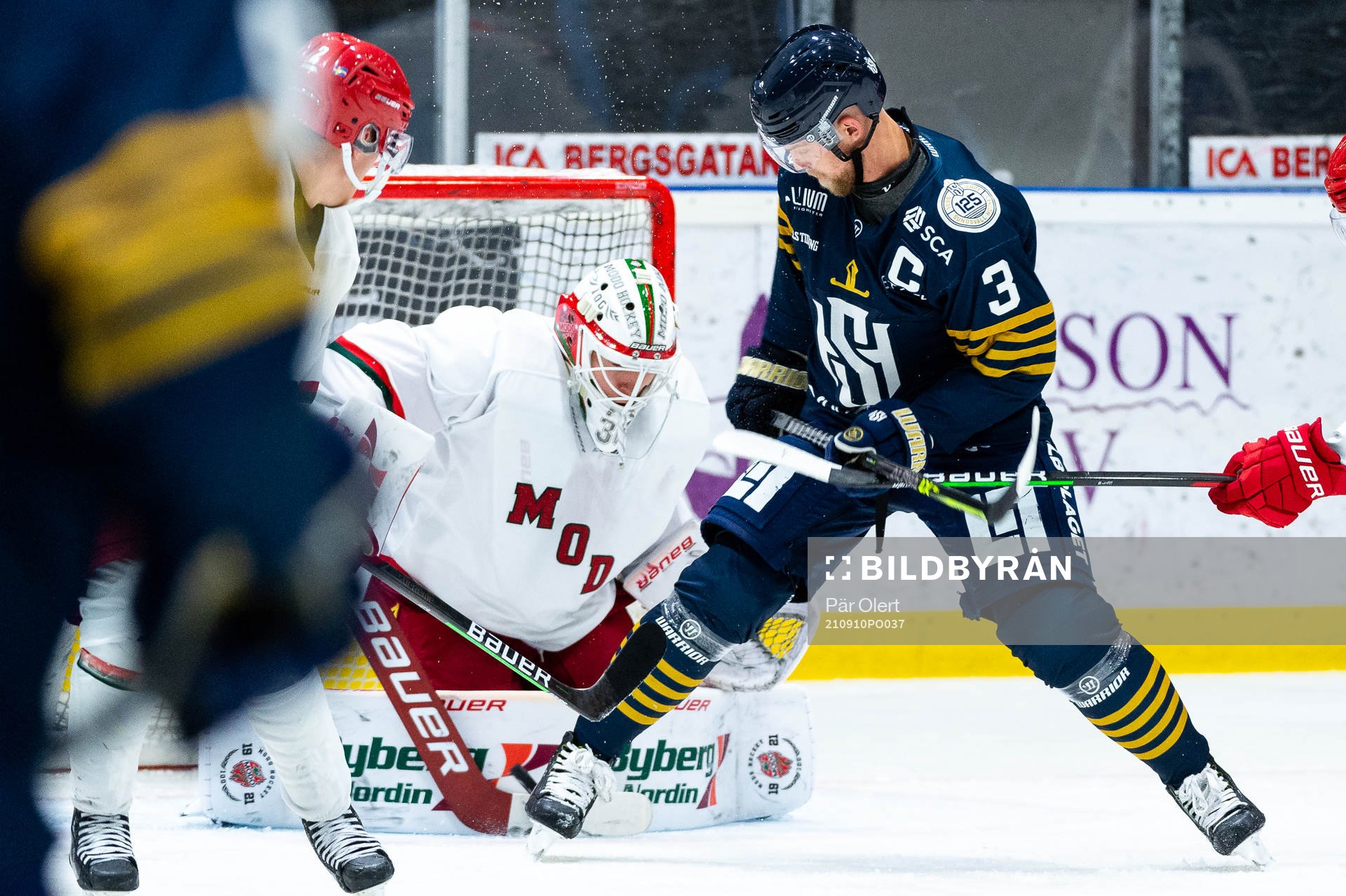 Sundsvalls Anton Gustafsson och Modos målvakt Isak Wallin