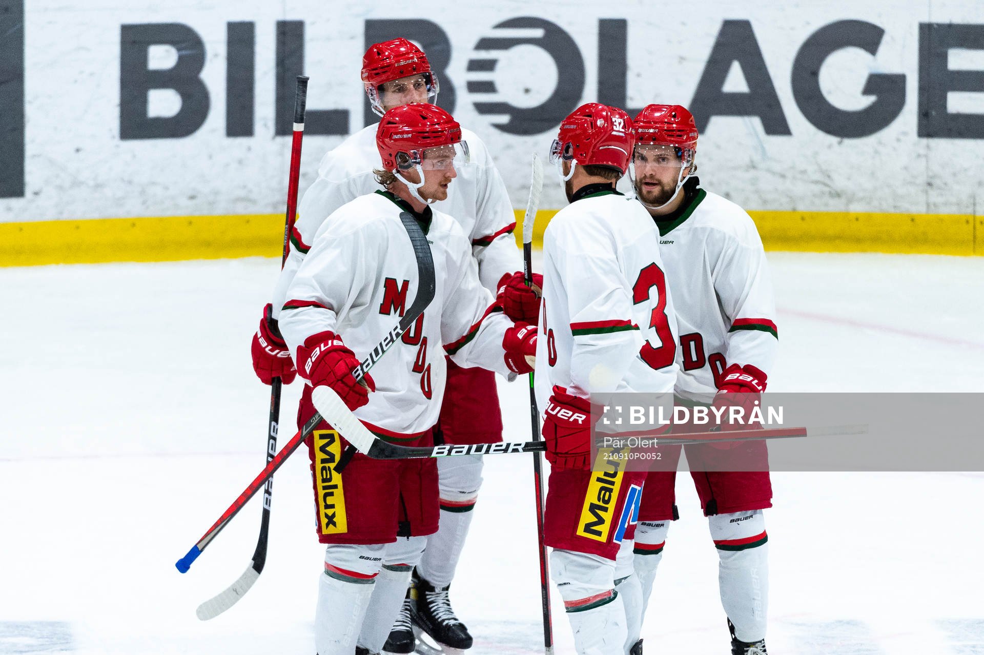 Modos Riley Woods och Markus Modigs jublar