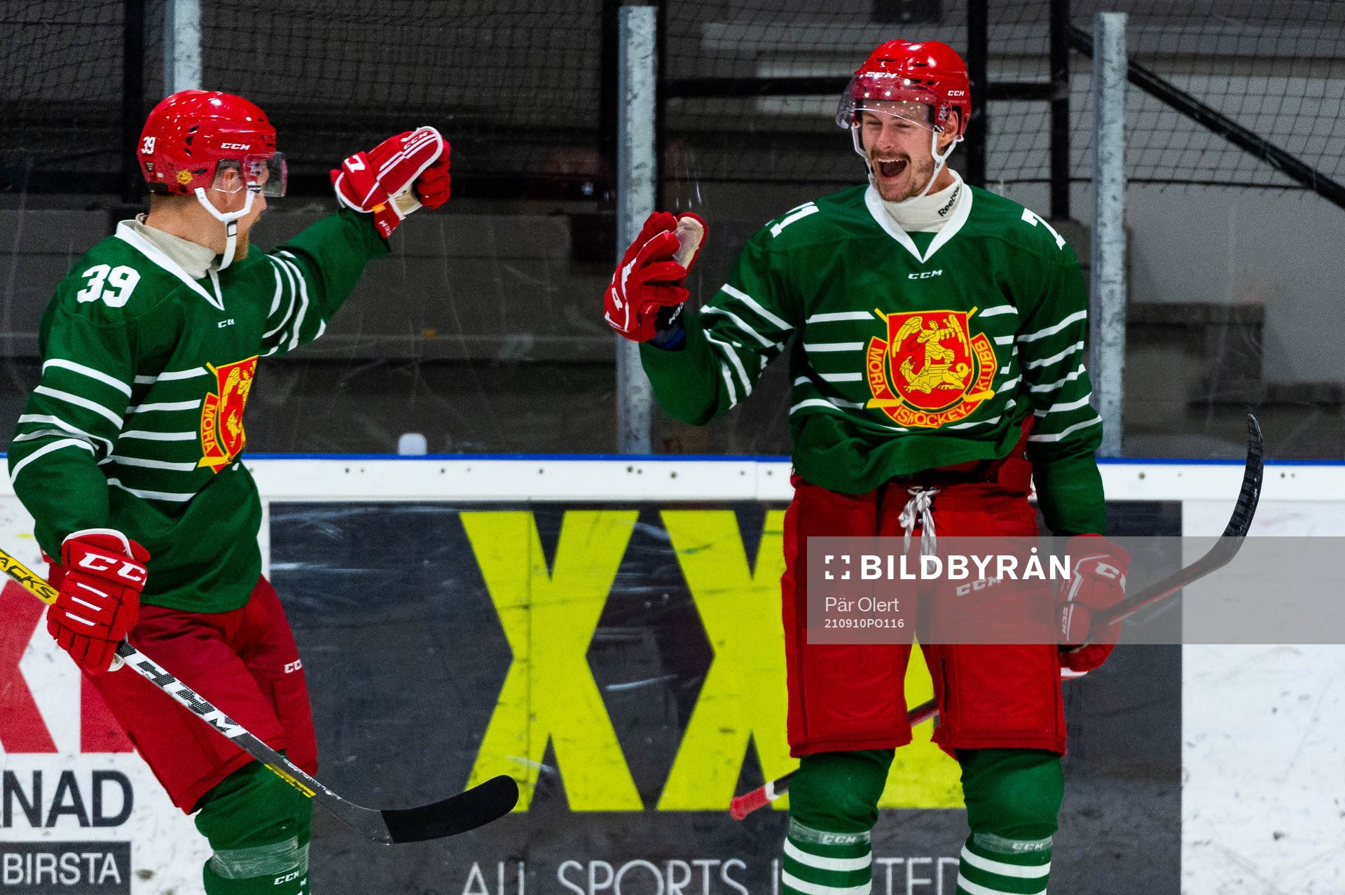 Moras Kristoffer Gunnarsson och Paul Bittner jublar