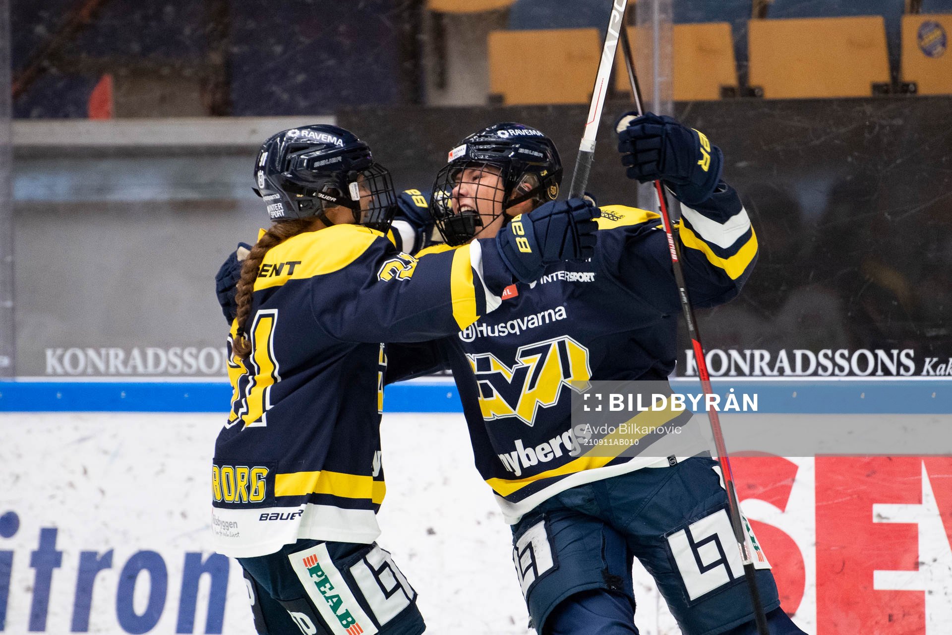 s Kajsa Armborg och Elin Svensson jublar