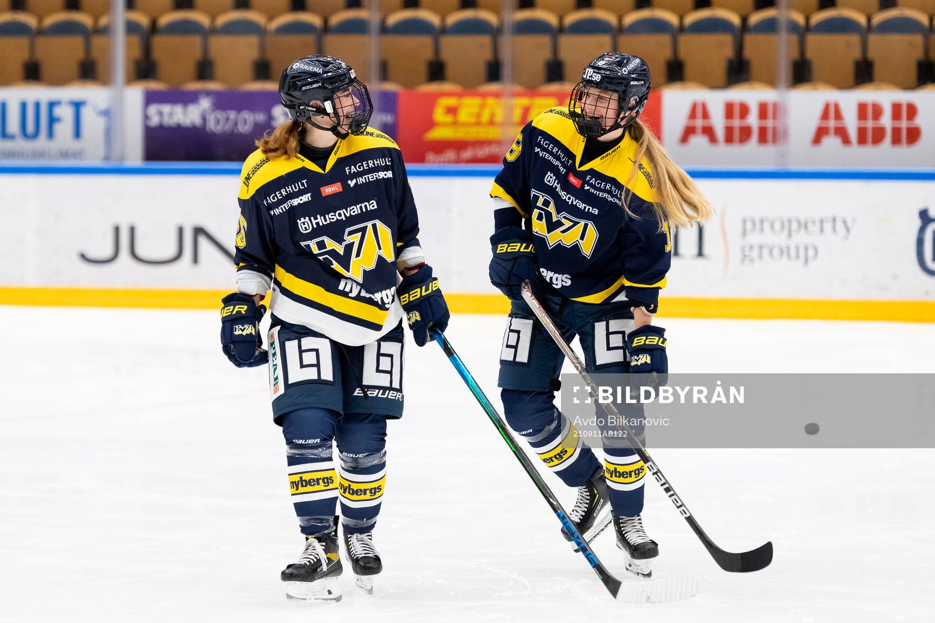s Linnea Andersson och Mira Markström