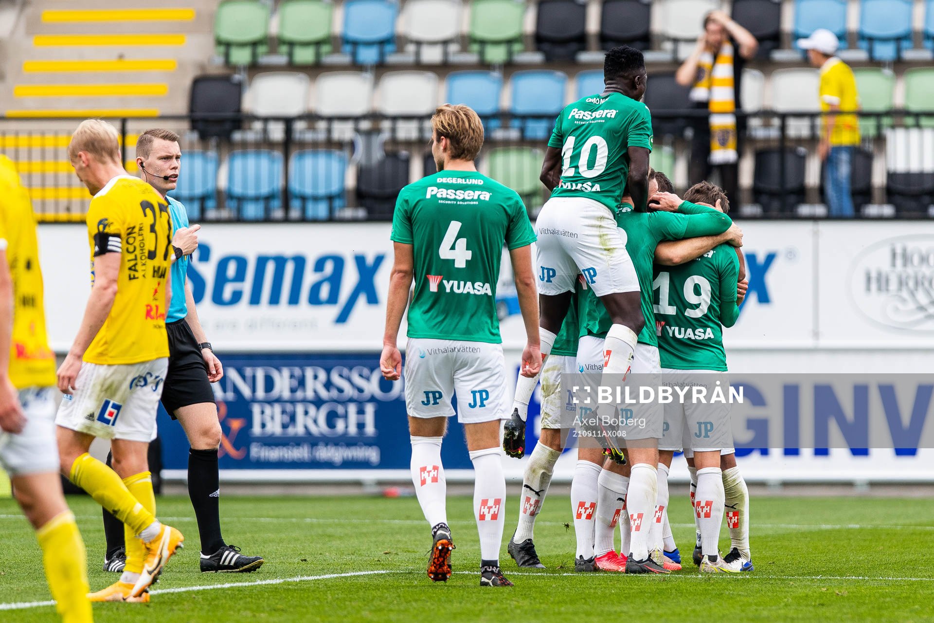Jönköpings Robin Book jublar med lagkamrater