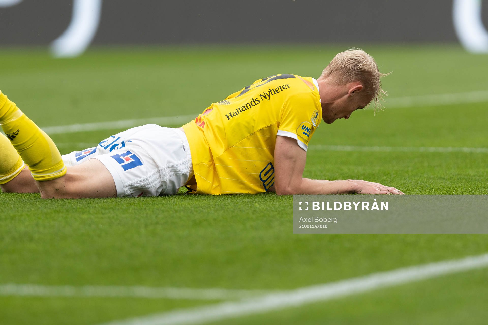 Falkenbergs Ludvig Öhman Silwerfeldt ligger på gräset