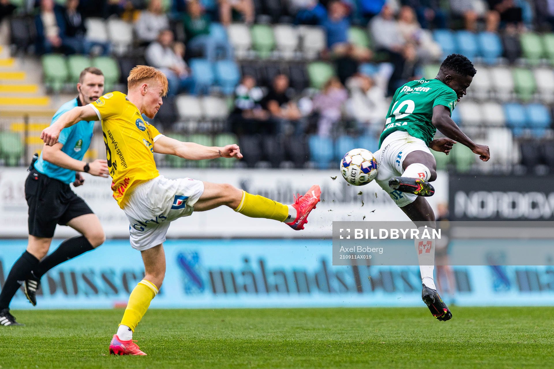 Falkenbergs Linus Borgström och Jönköpings Eric Johana Omondi under fotbollsmatchen i Superettan mellan Jönköpings Södra och Falkenberg den 11 september 2021 i Jönköping. 