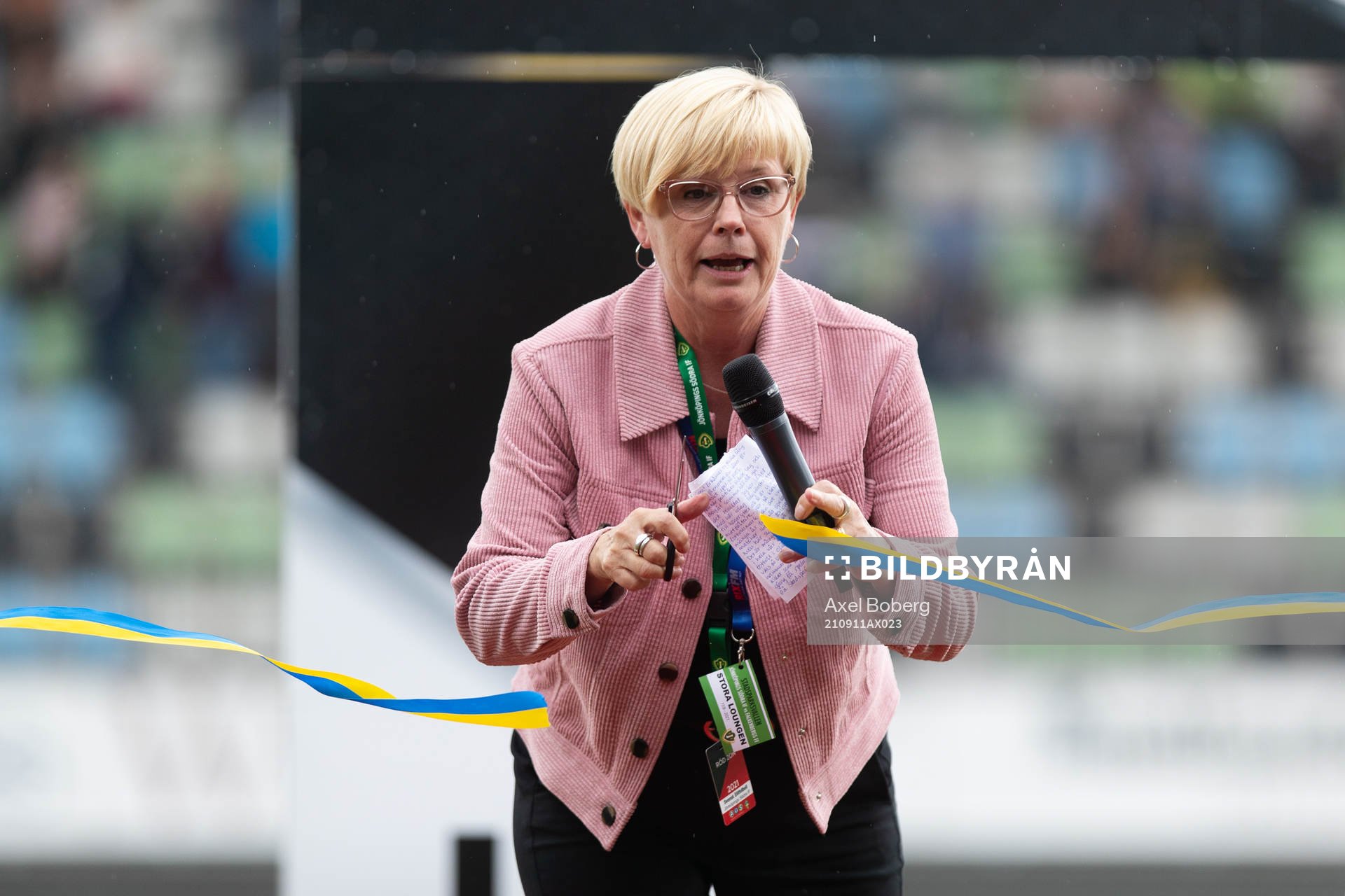 Kommunstyrelsens ordförande Ann-Marie Nilsson klipper
