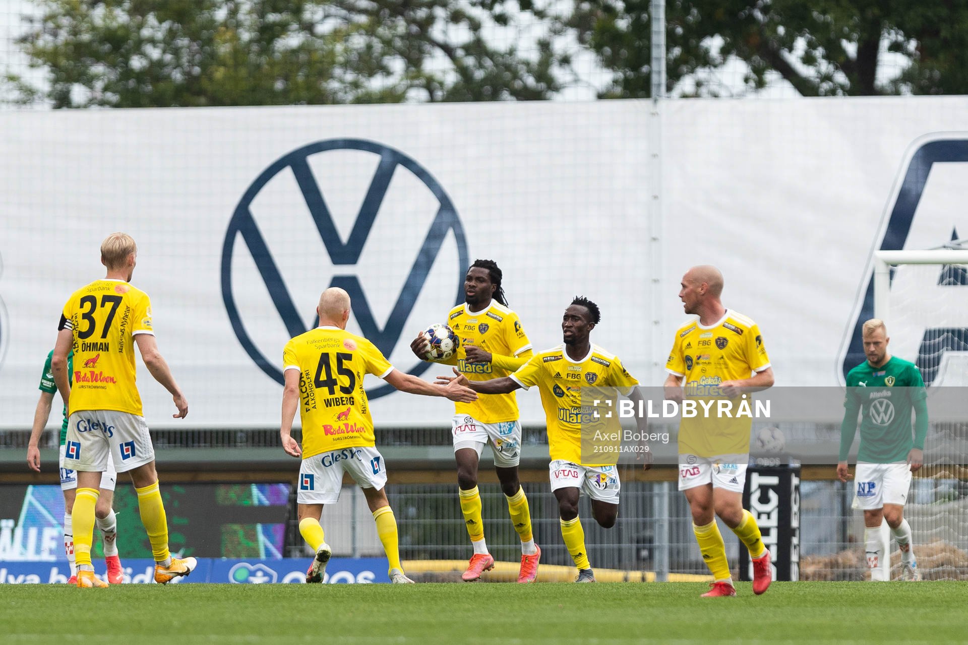 Falkenbergs Adam Bergmark Wiberg och Godwin Aguda gör high-five efter 2-1 under fotbollsmatchen i Superettan mellan Jönköpings Södra och Falkenberg den 11 september 2021 i Jönköping.