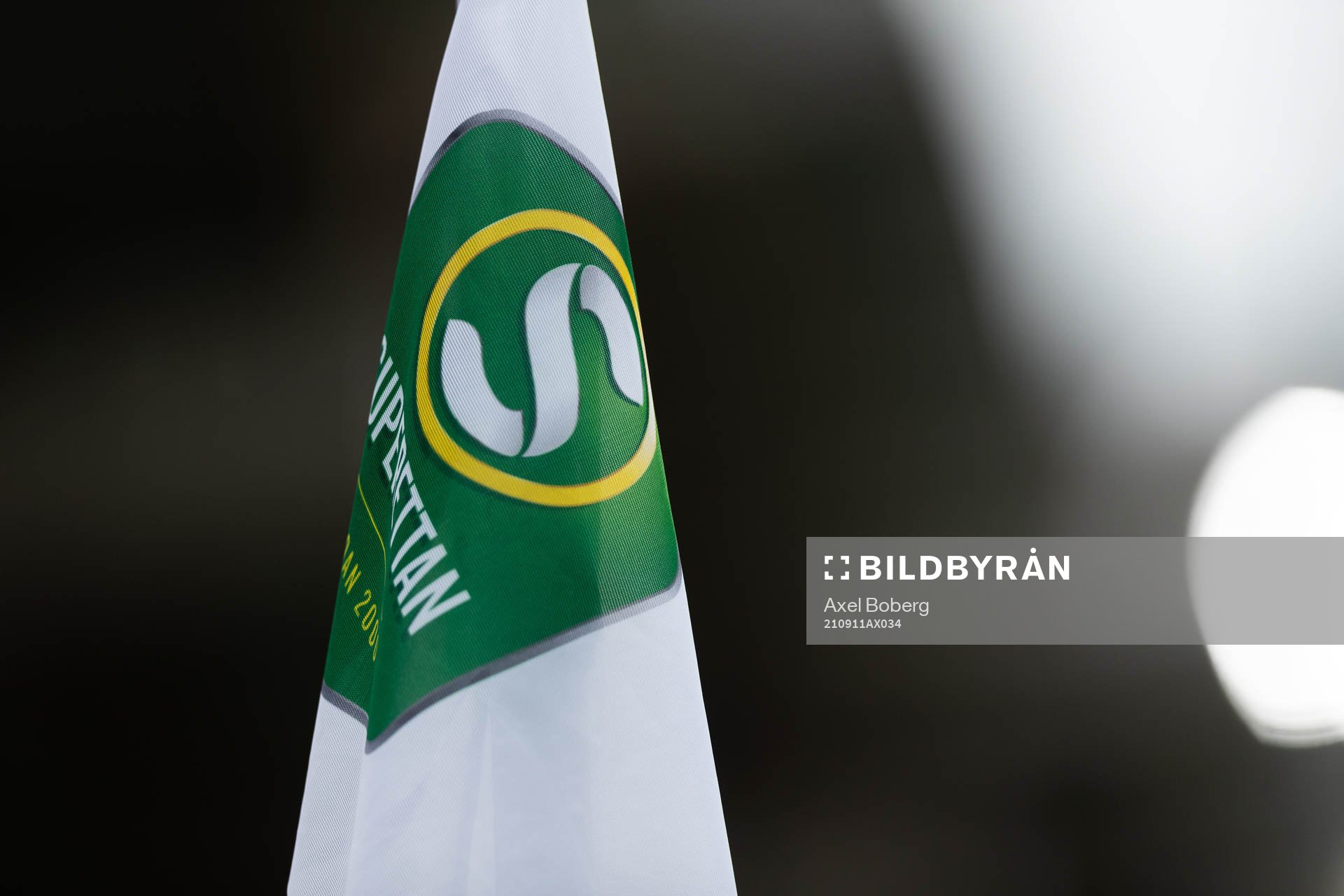 Superettans logotyp på en hörnflagga under fotbollsmatchen i Superettan mellan Jönköpings Södra och Falkenberg den 11 september 2021 i Jönköping.