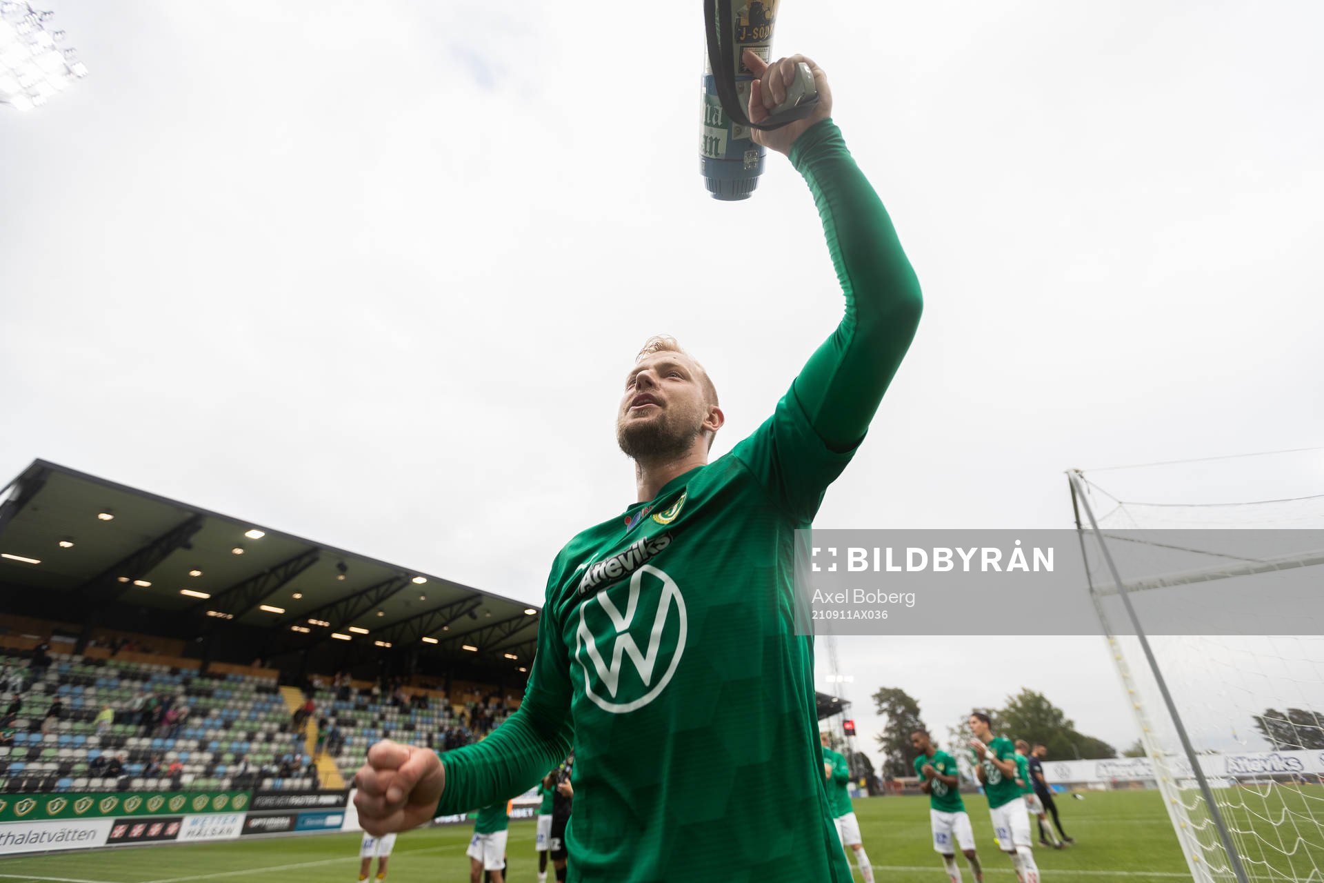 Jönköpings Sebastian Crona jublar efter fotbollsmatchen i Superettan mellan Jönköpings Södra och Falkenberg den 11 september 2021 i Jönköping. 