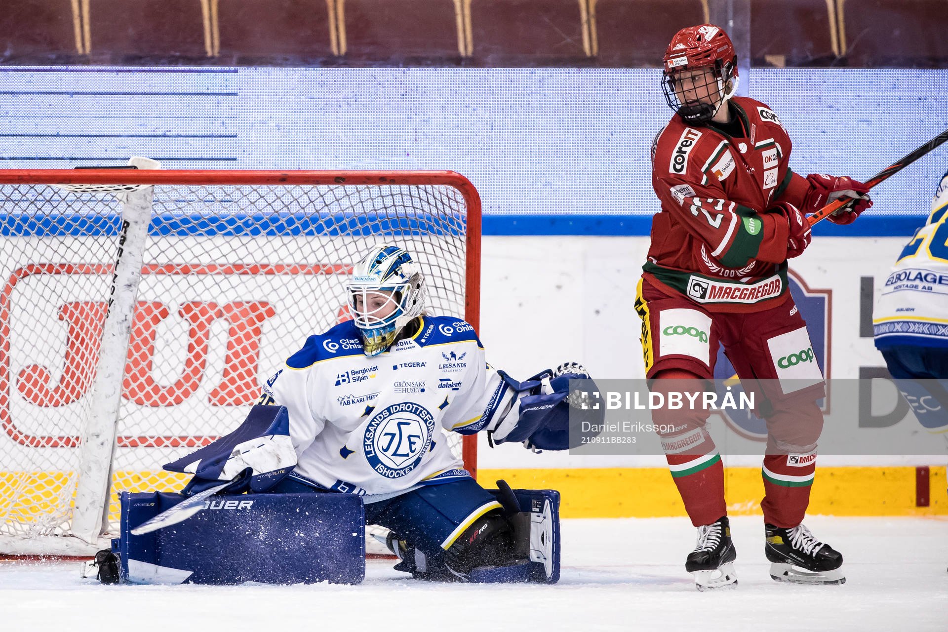 Leksands målvakt Jule Flötgen och Modos Olivia Carlsson