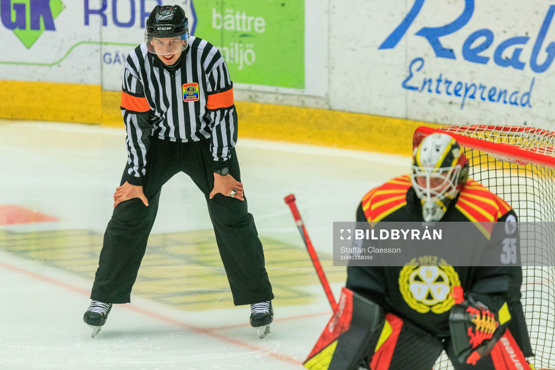 Domaren  Markus Yngvesson (framför honom Brynäs målvakt