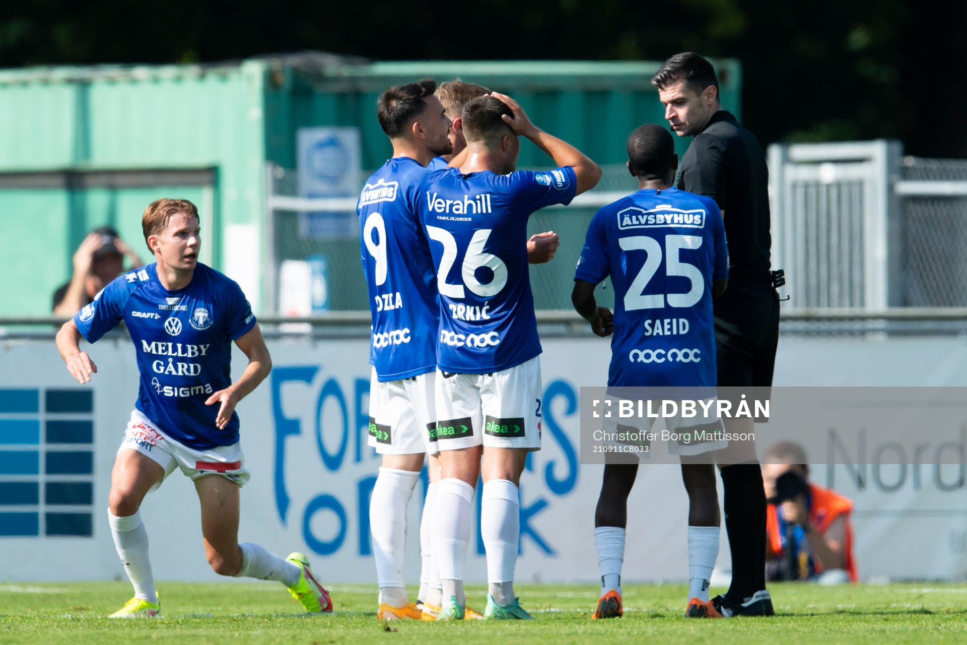 Trelleborgs spelare pratar med domaren