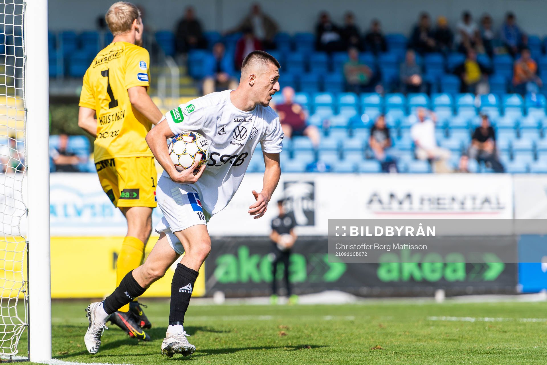 Brages Leonard Pllana jublar efter att han gjort 1-2 under fotbollsmatchen i Superettan mellan Trelleborg och Brage den 11 september 2021 i Trelleborg.