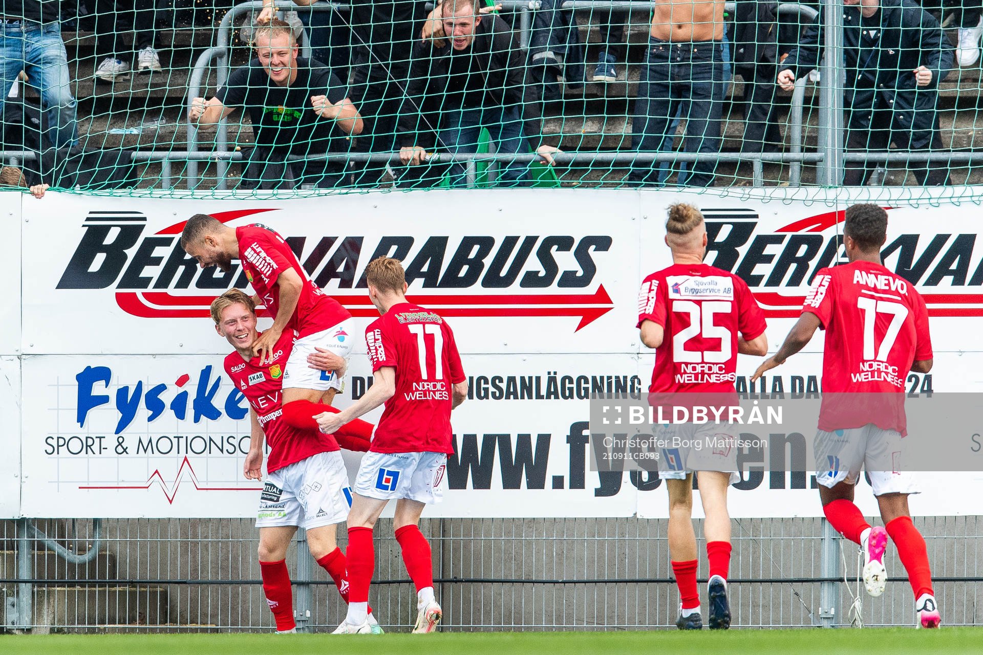 GAIS Adam Egnell jublar med lagkamrater framför fansen