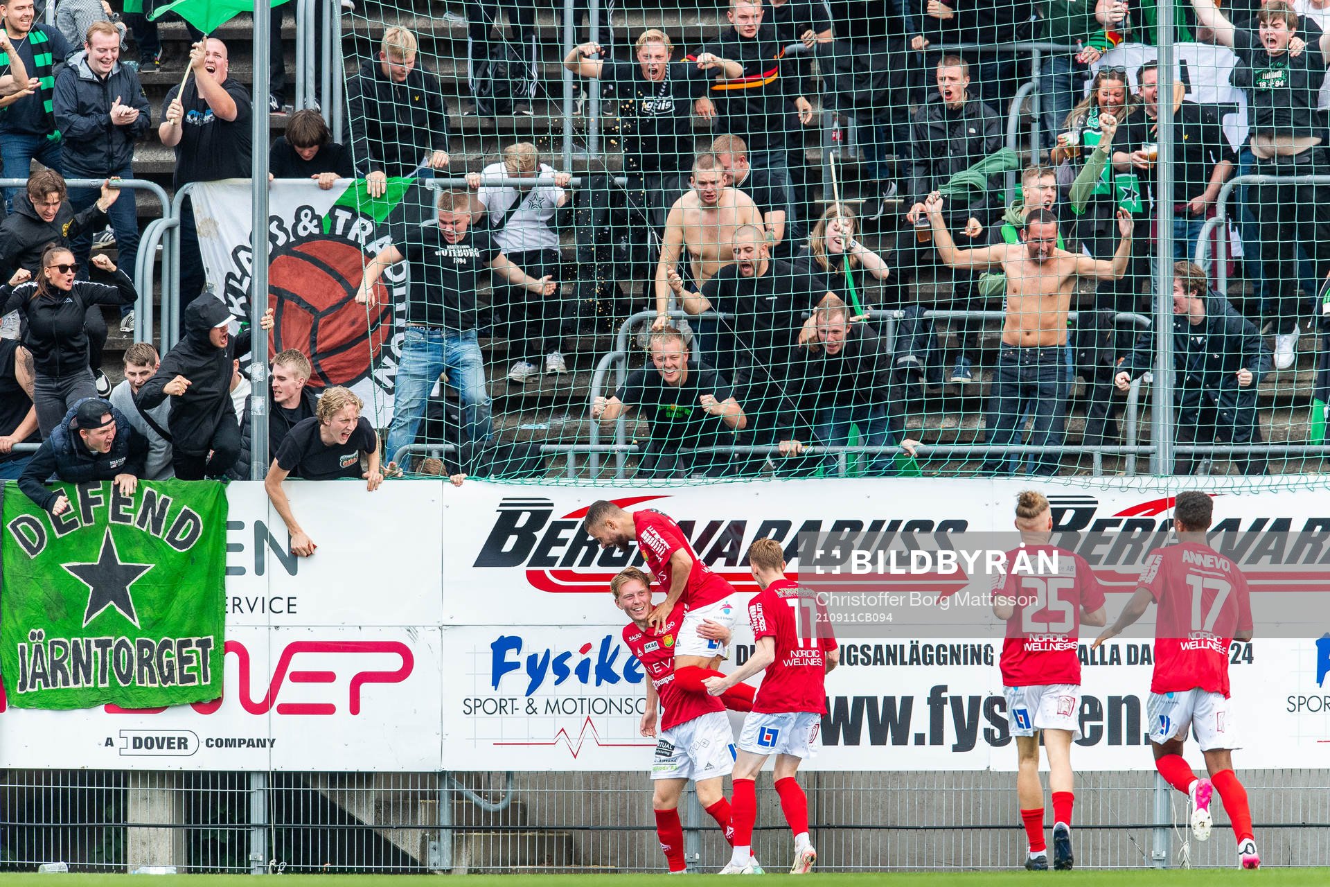 GAIS Adam Egnell jublar med lagkamrater framför fansen