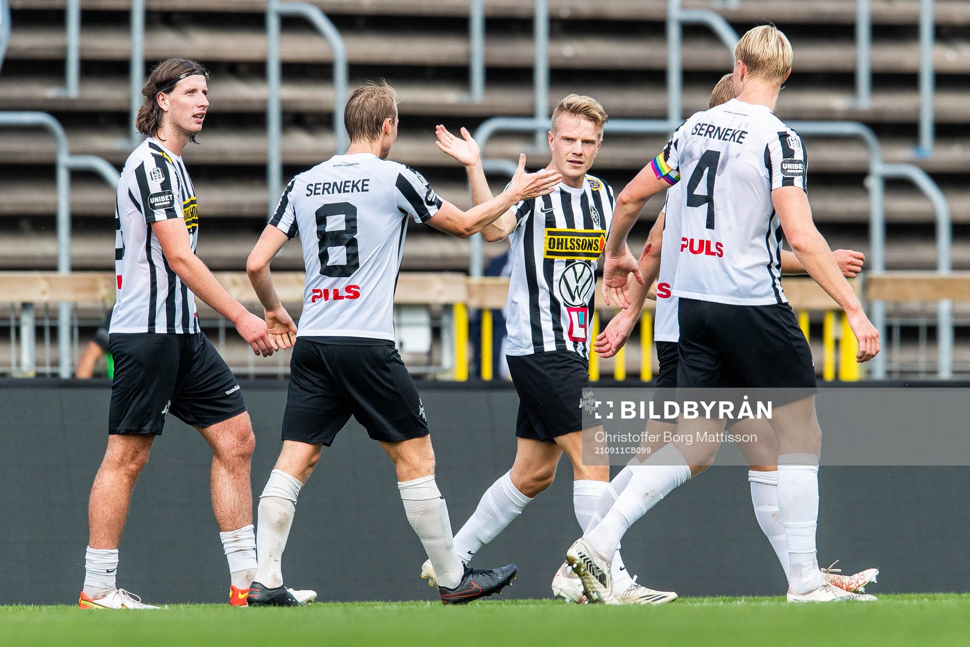 Landskronas Måns Ekvall jublar med målskytten Jacob Blixt efter 2-1 under fotbollsmatchen i Superettan mellan Landskrona och GAIS den 11 september 2021 i Landskrona.