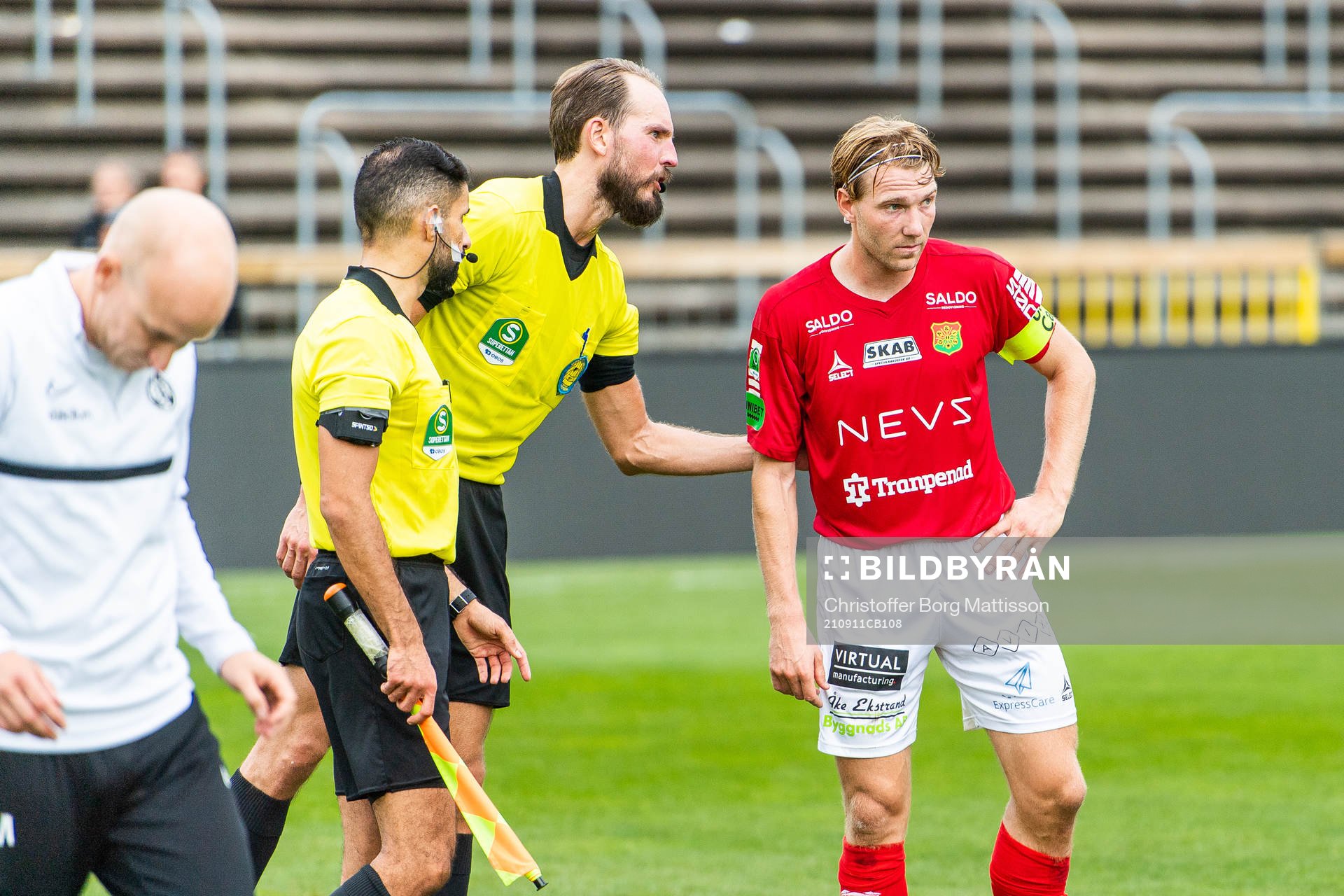 GAIS August Wängberg pratar med domare Andreas