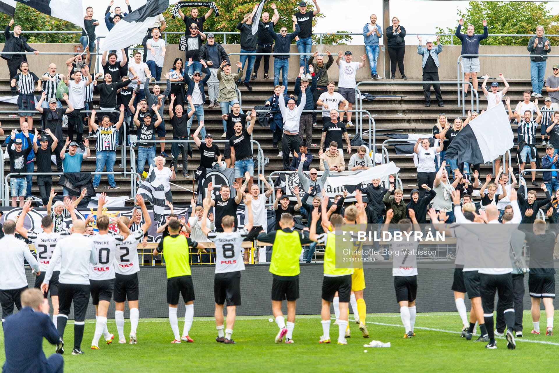 Landskronas spelare tackar publiken