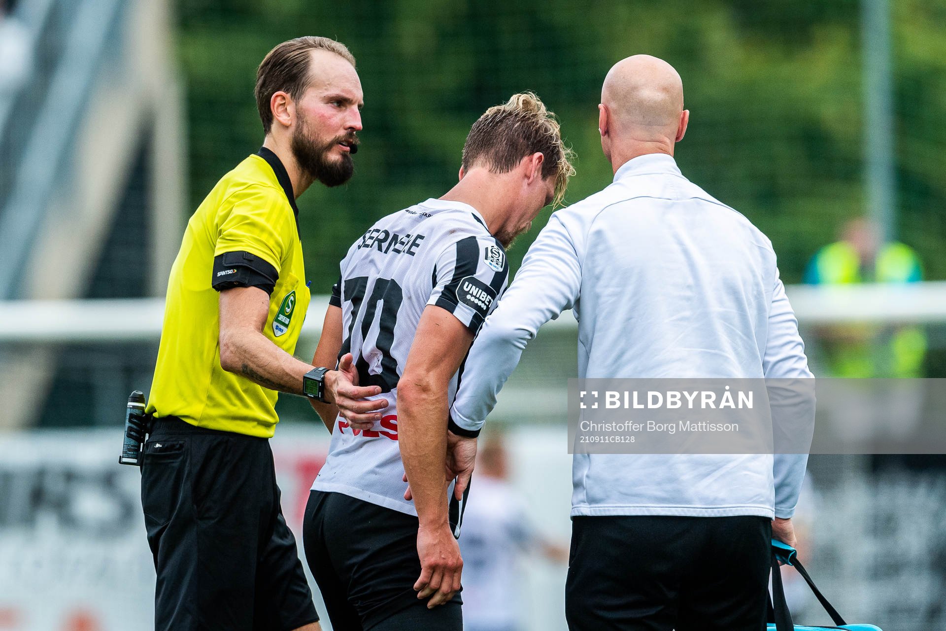 Domare Andreas Dufva-Johansson tittar till Landskronas