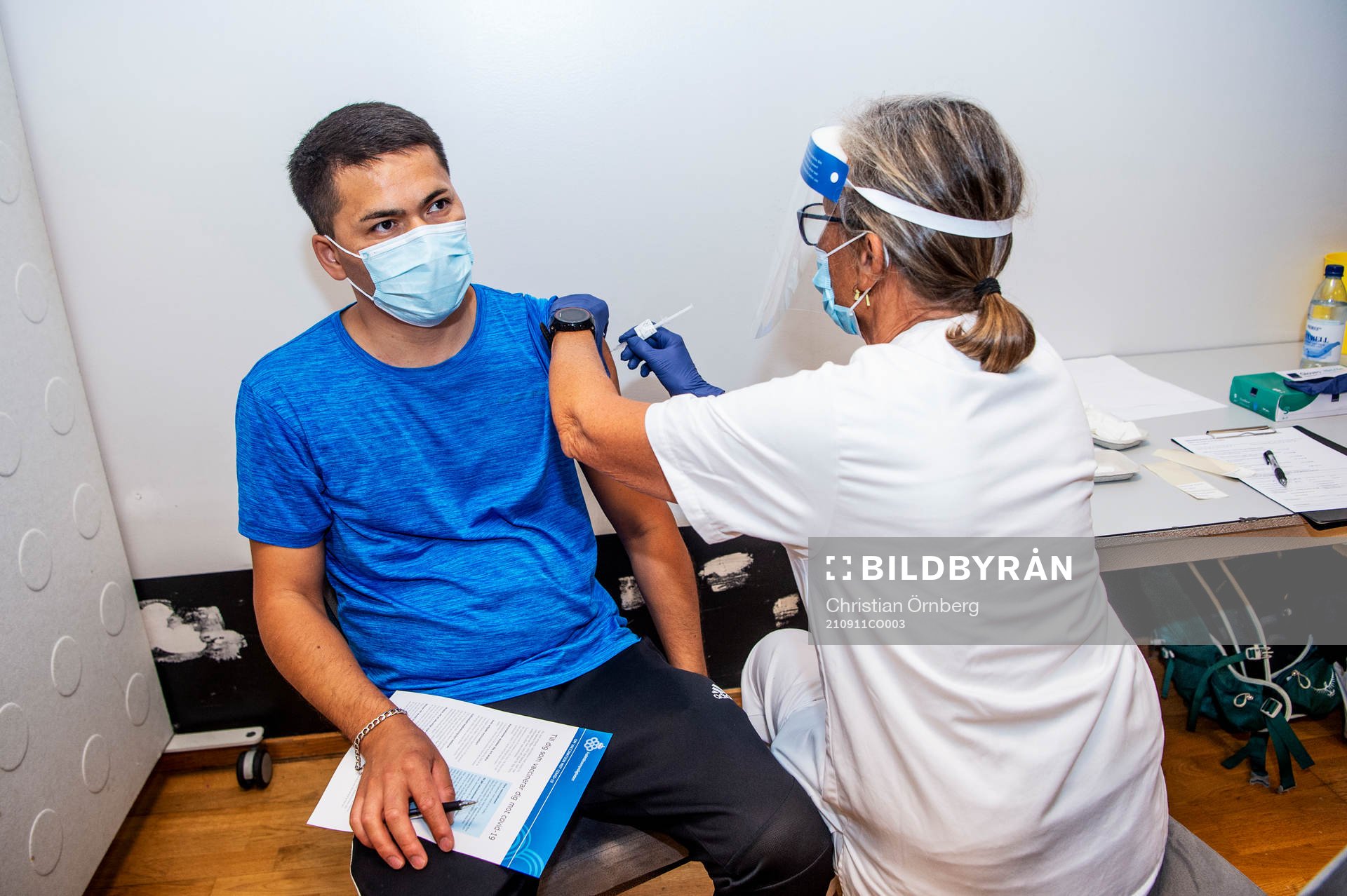 Elna Klemedtson vaccinerar Isaq Rezaie mot covid-19 i