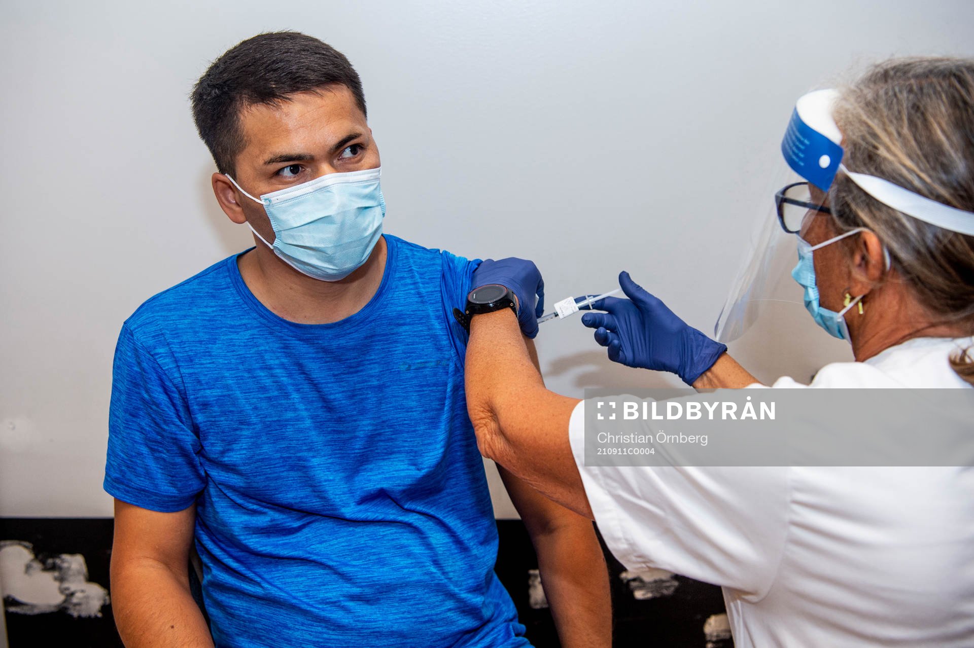 Elna Klemedtson vaccinerar Isaq Rezaie mot covid-19 i