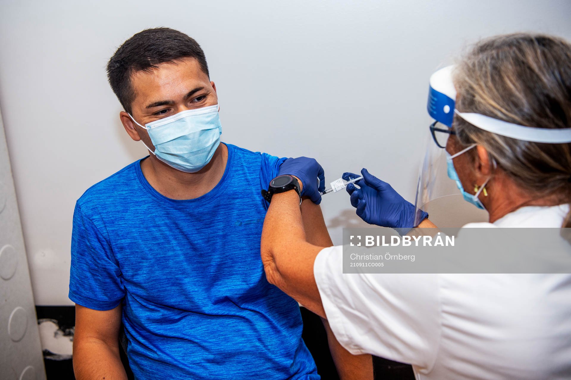 Elna Klemedtson vaccinerar Isaq Rezaie mot covid-19 i