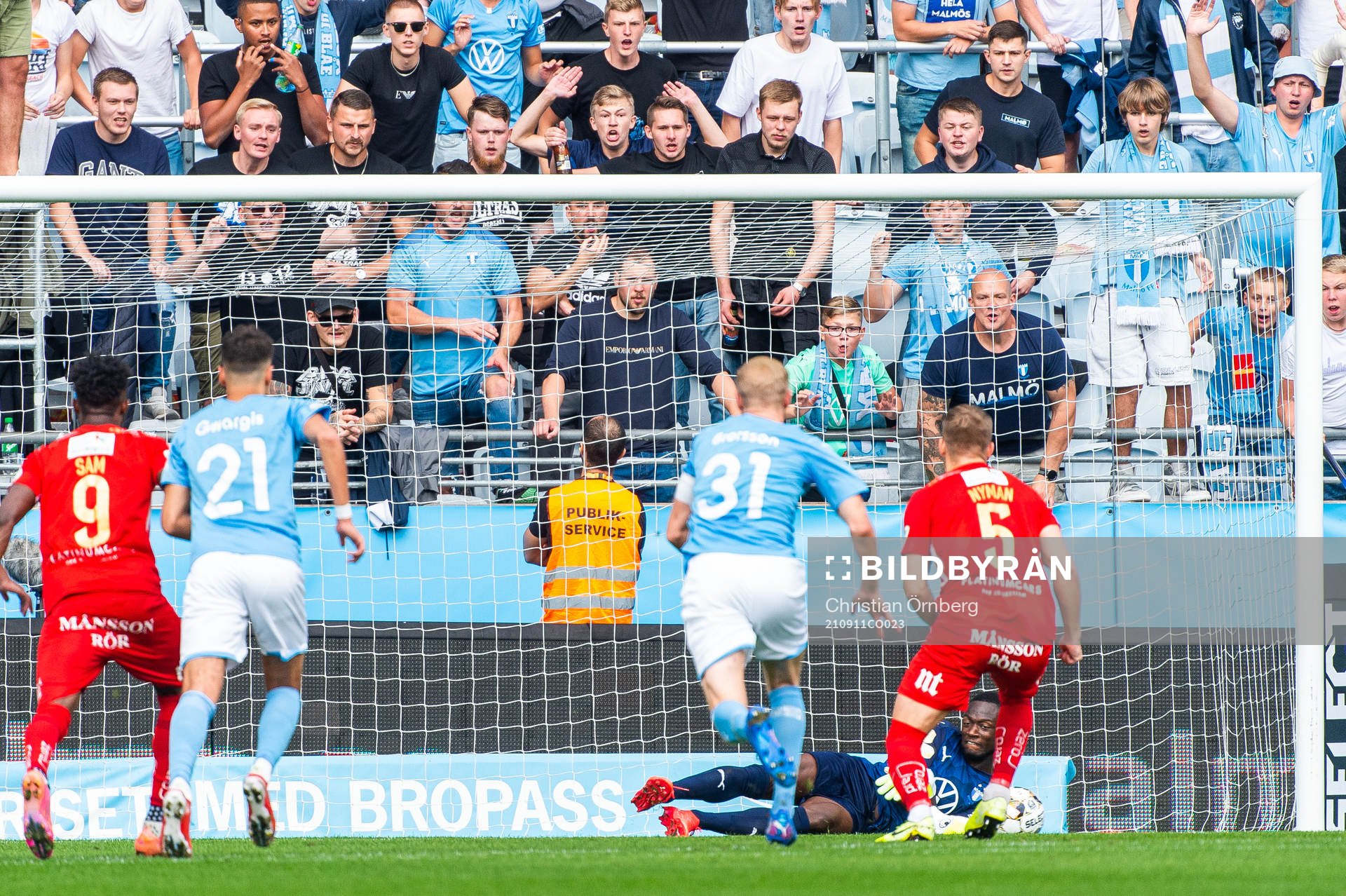 Malmö FFs målvakt Ismael Diawara räddar en straff från