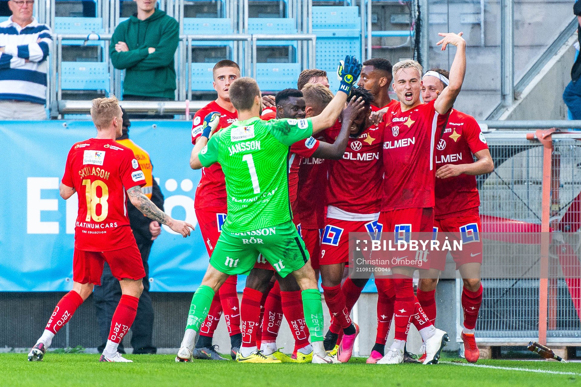 IFK Norrköpings Samuel Adegbenro jublar med lagkamrater