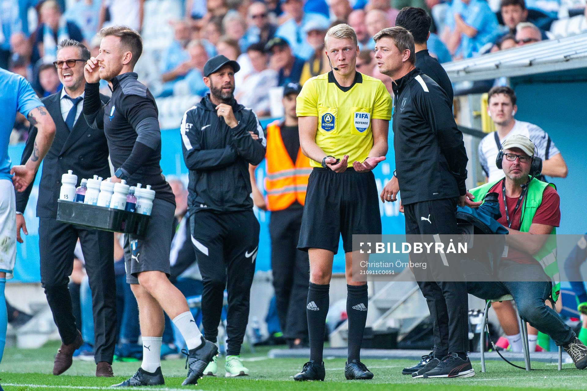 Domare domare Adam Ladebäck diskuterar med Malmö FFs